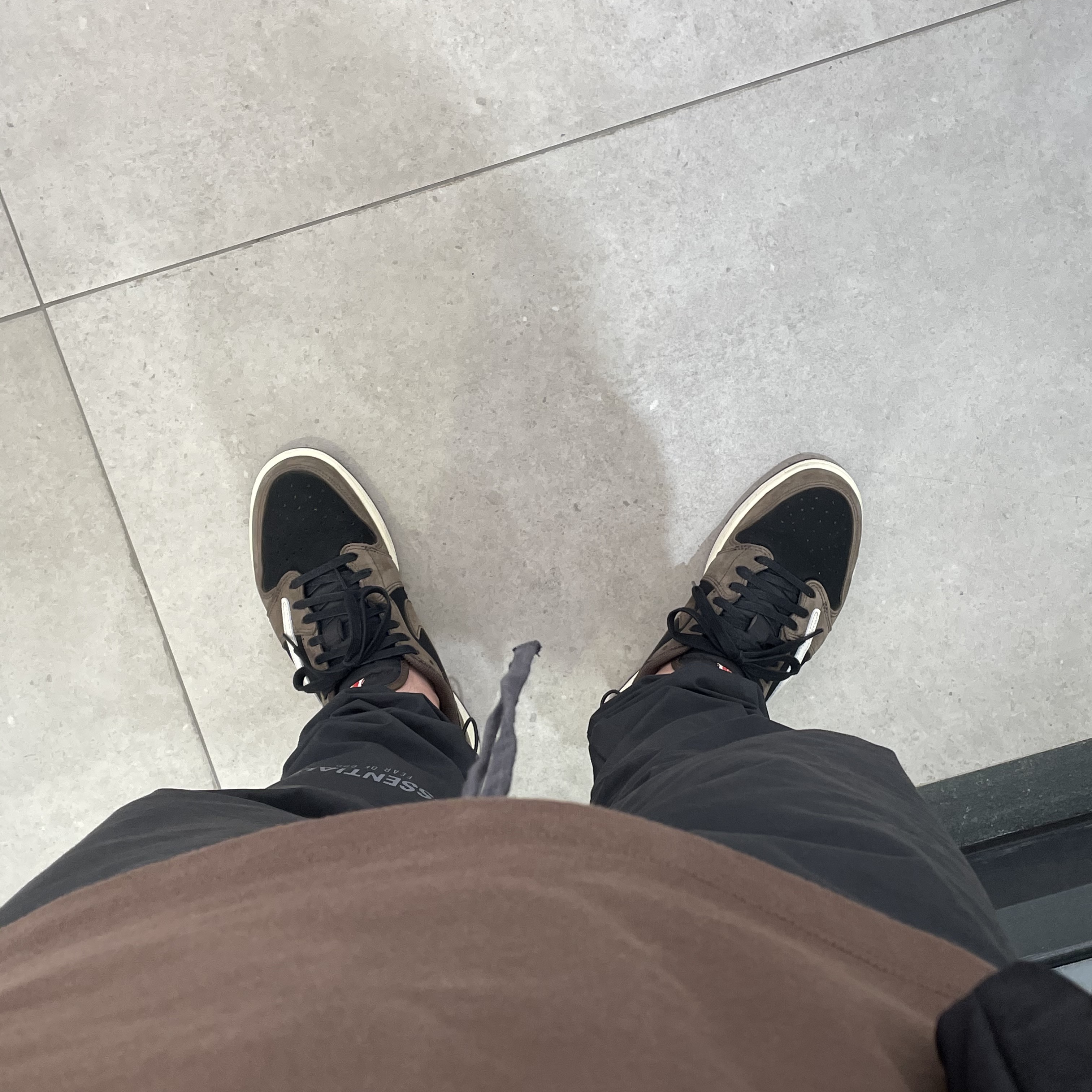 Jordan 1 x Travis Scott Retro Low OG SP Mocha, Essentials Track Pants Black - 20FW 착용 스타일