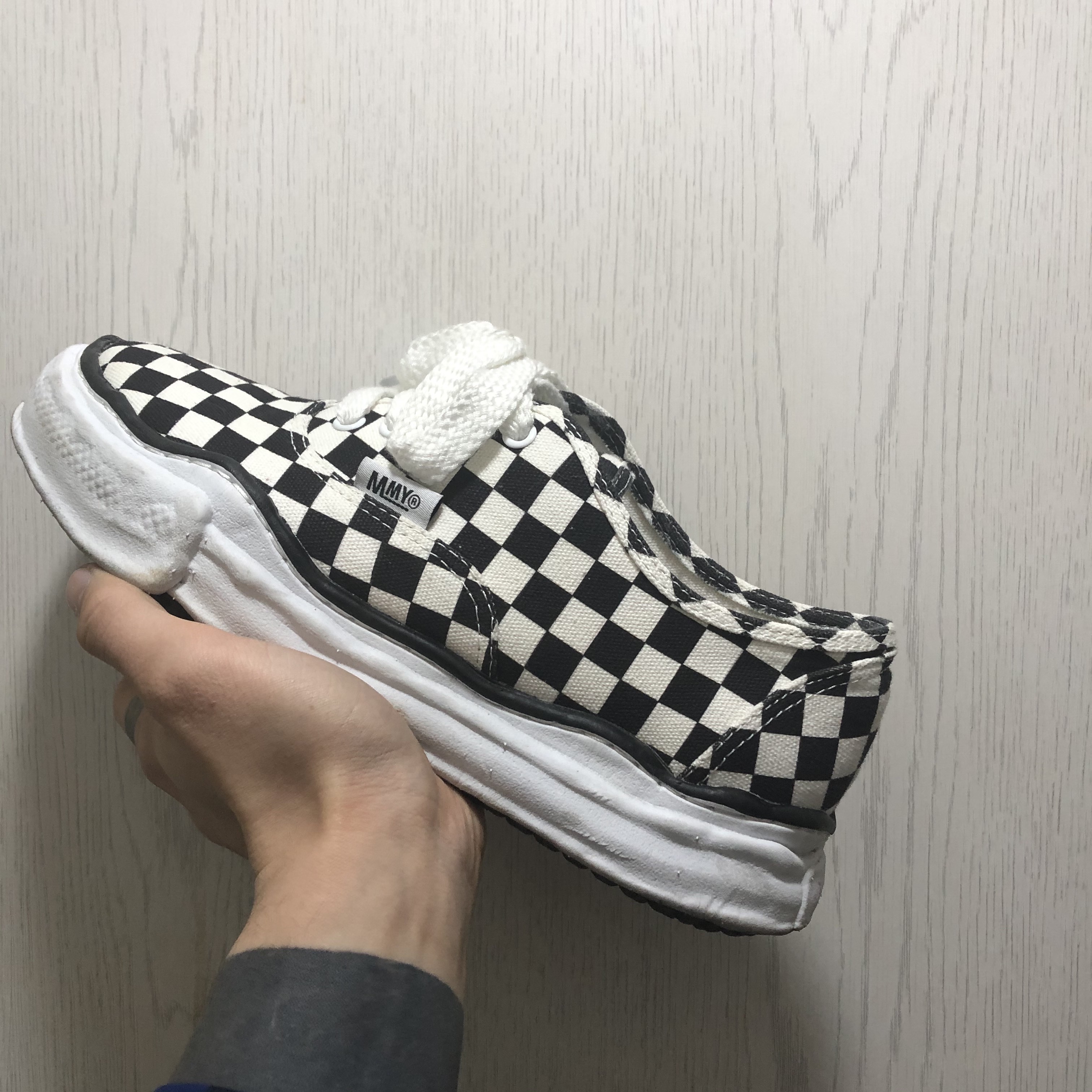 Maison Mihara Yasuhiro Baker OG Sole Canvas Low Cut Sneakers Black White 착용 스타일