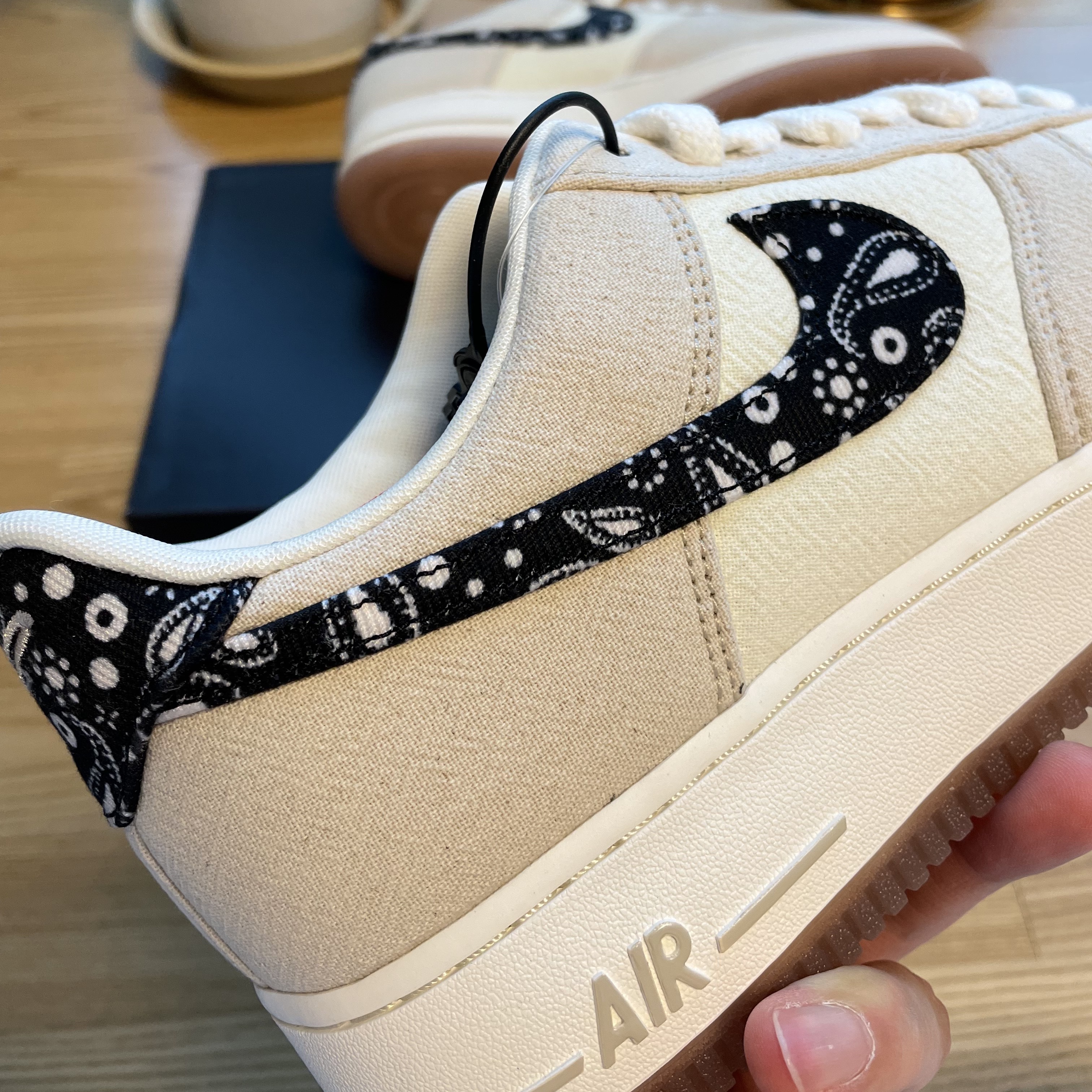 Nike Air Force 1 '07 LV8 Paisley Swoosh 착용 스타일 - 2