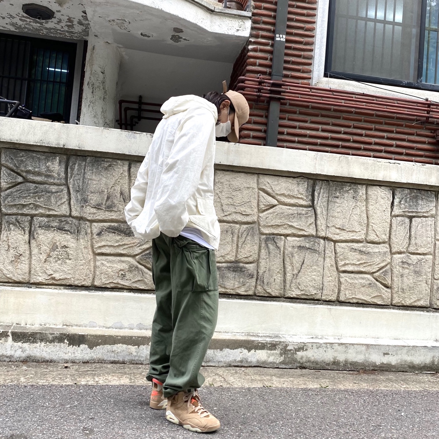 Jordan 6 x Travis Scott Retro SP British Khaki 착용 스타일 - 2