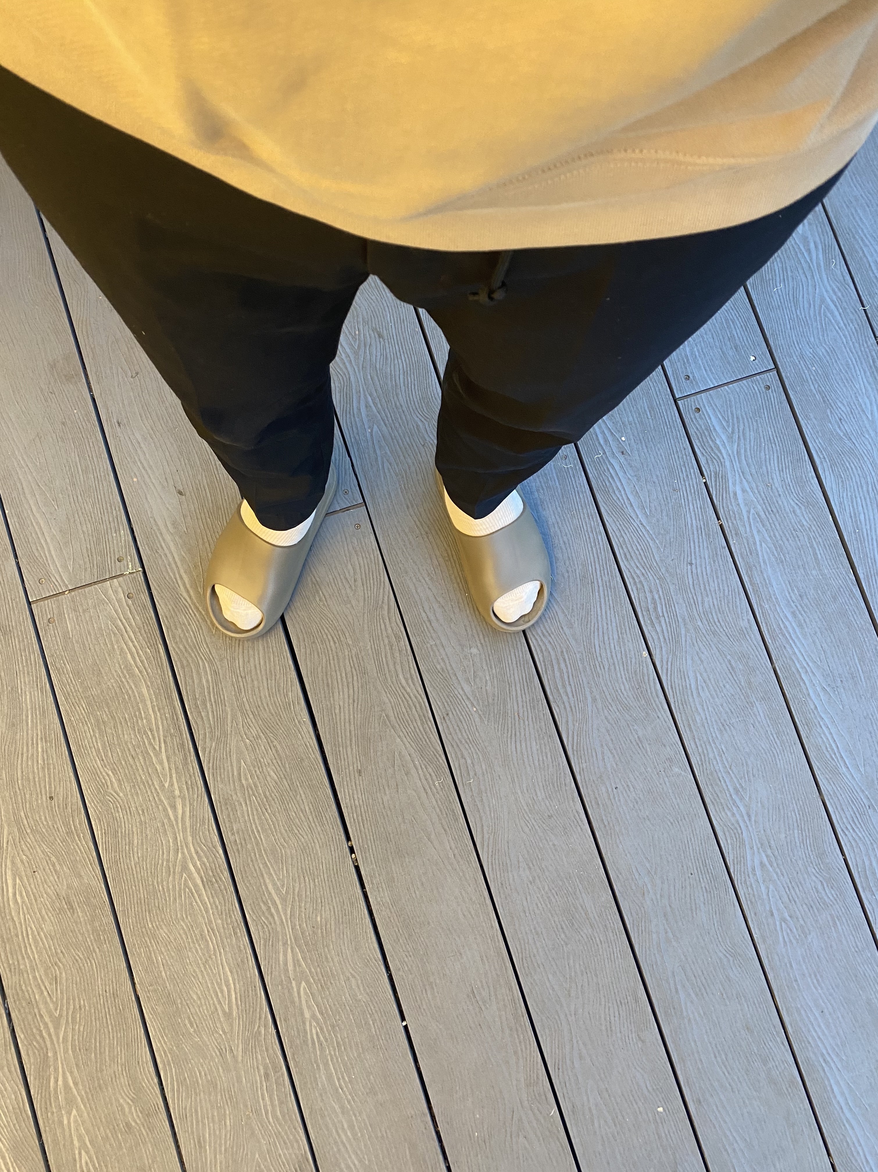 Adidas Yeezy Slide Core 착용 스타일 - 3
