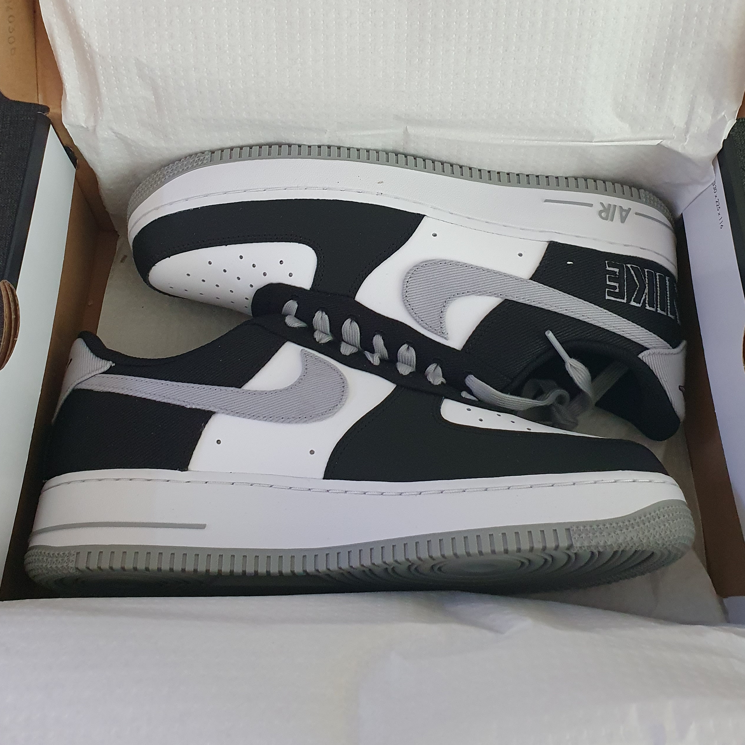 Nike Air Force 1 '07 LV8 EMB Black Silver 착용 스타일 - 3