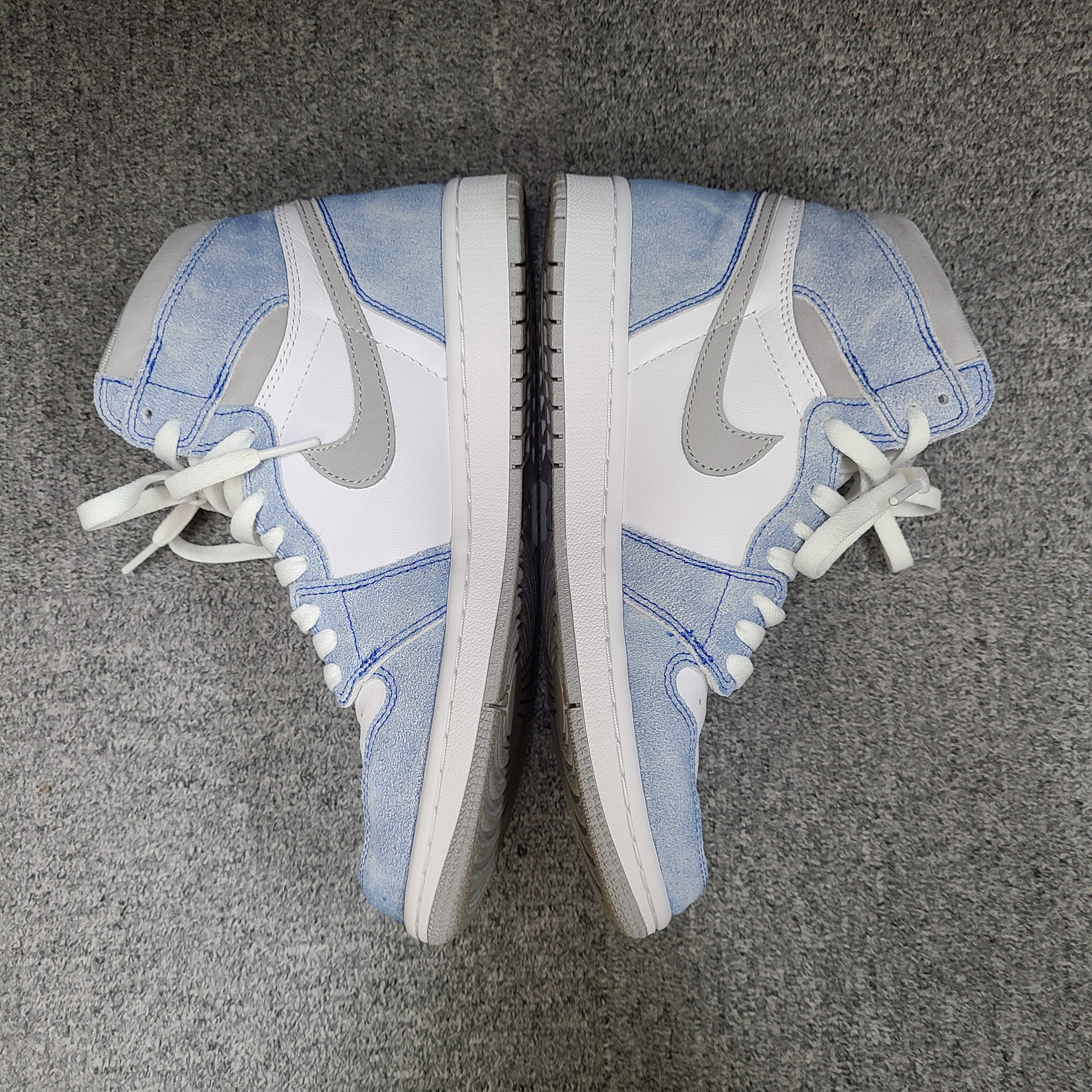 Jordan 1 Retro High OG Hyper Royal 착용 스타일 - 1