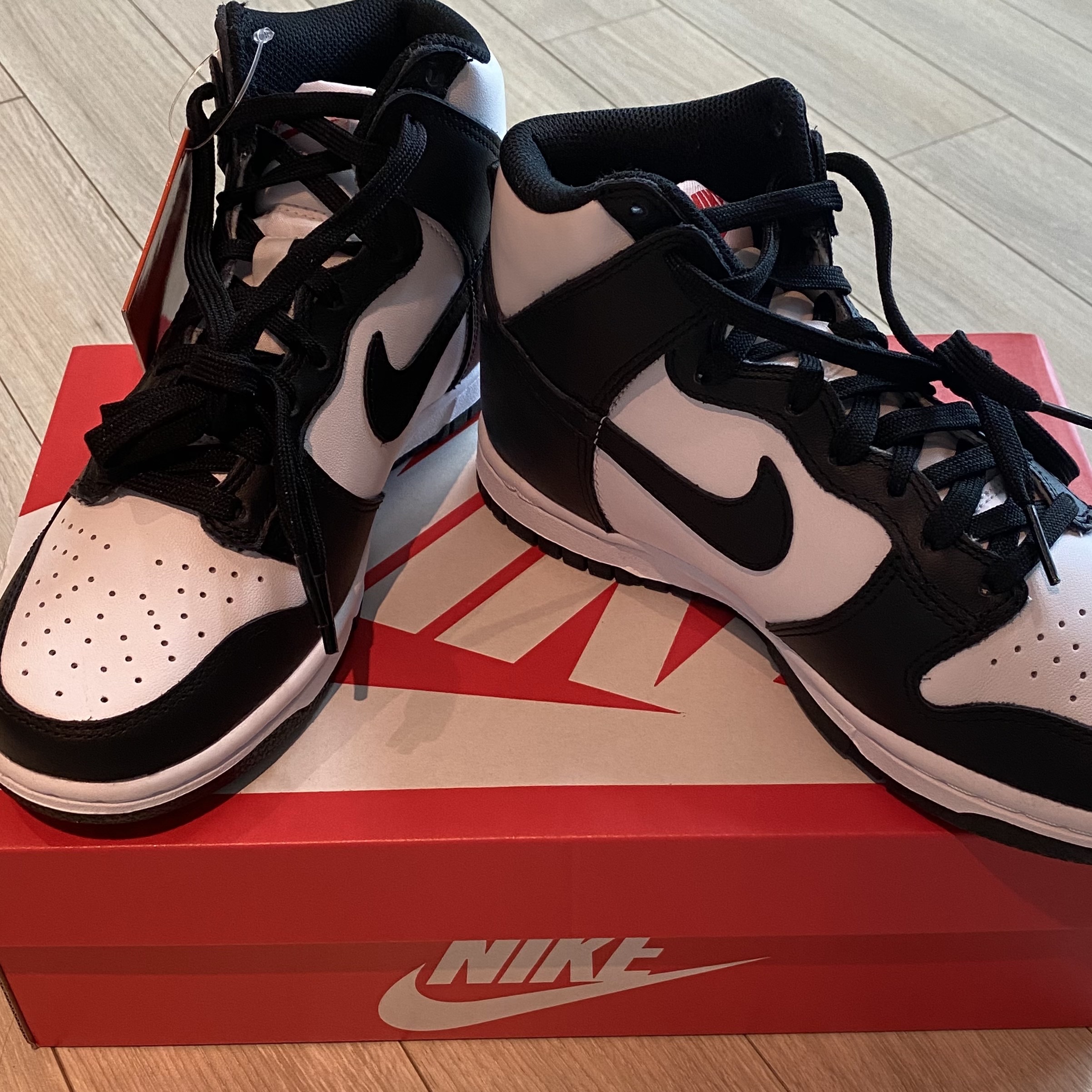 (W) Nike Dunk High Black and White 착용 스타일 - 2