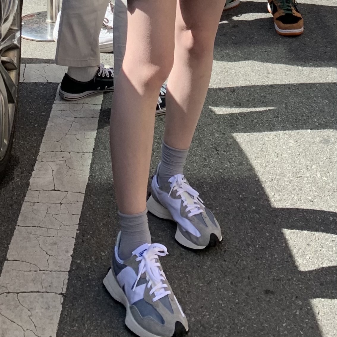 New Balance 327 Grey 착용 스타일 - 2