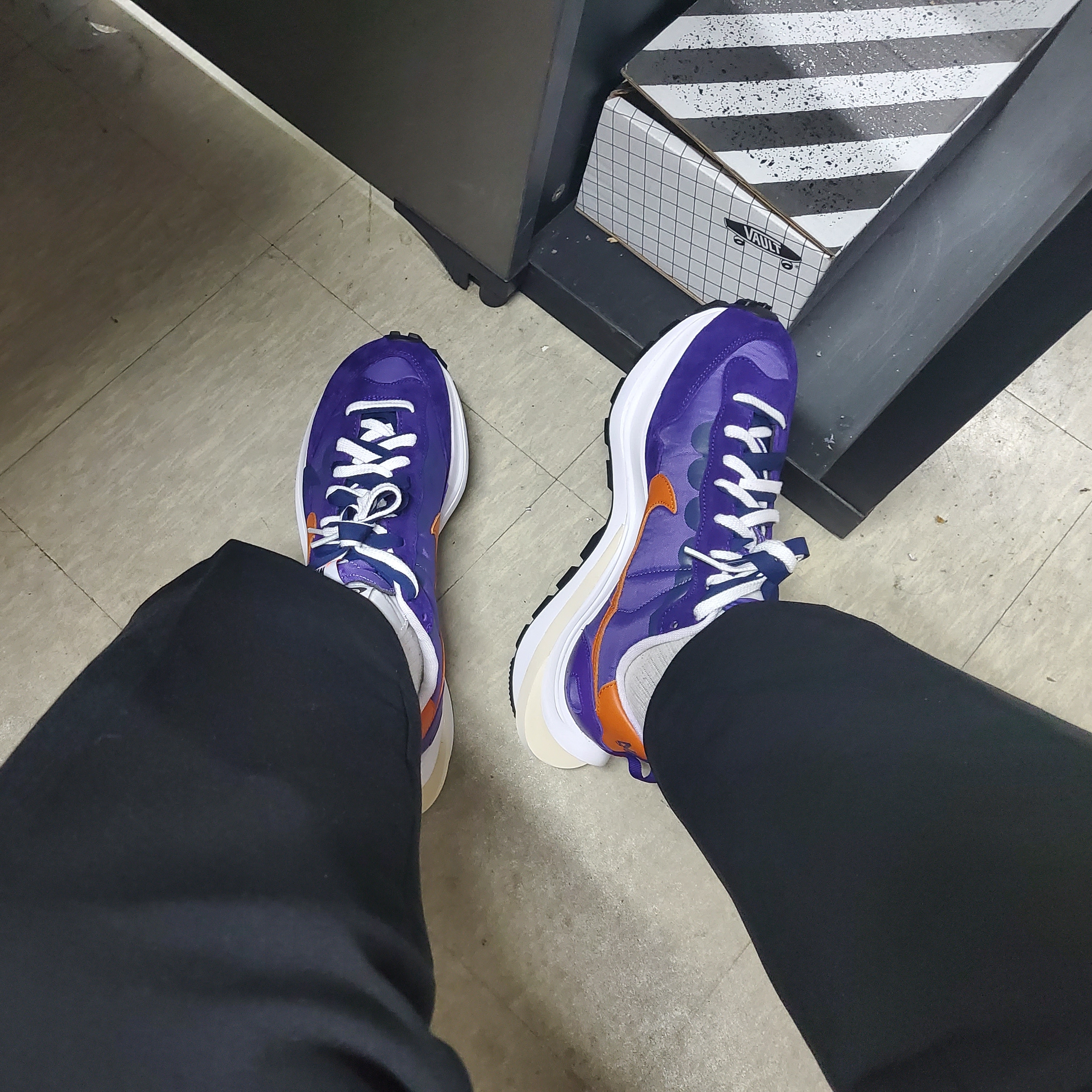 Nike x Sacai VaporWaffle Dark Iris 착용 스타일 - 2