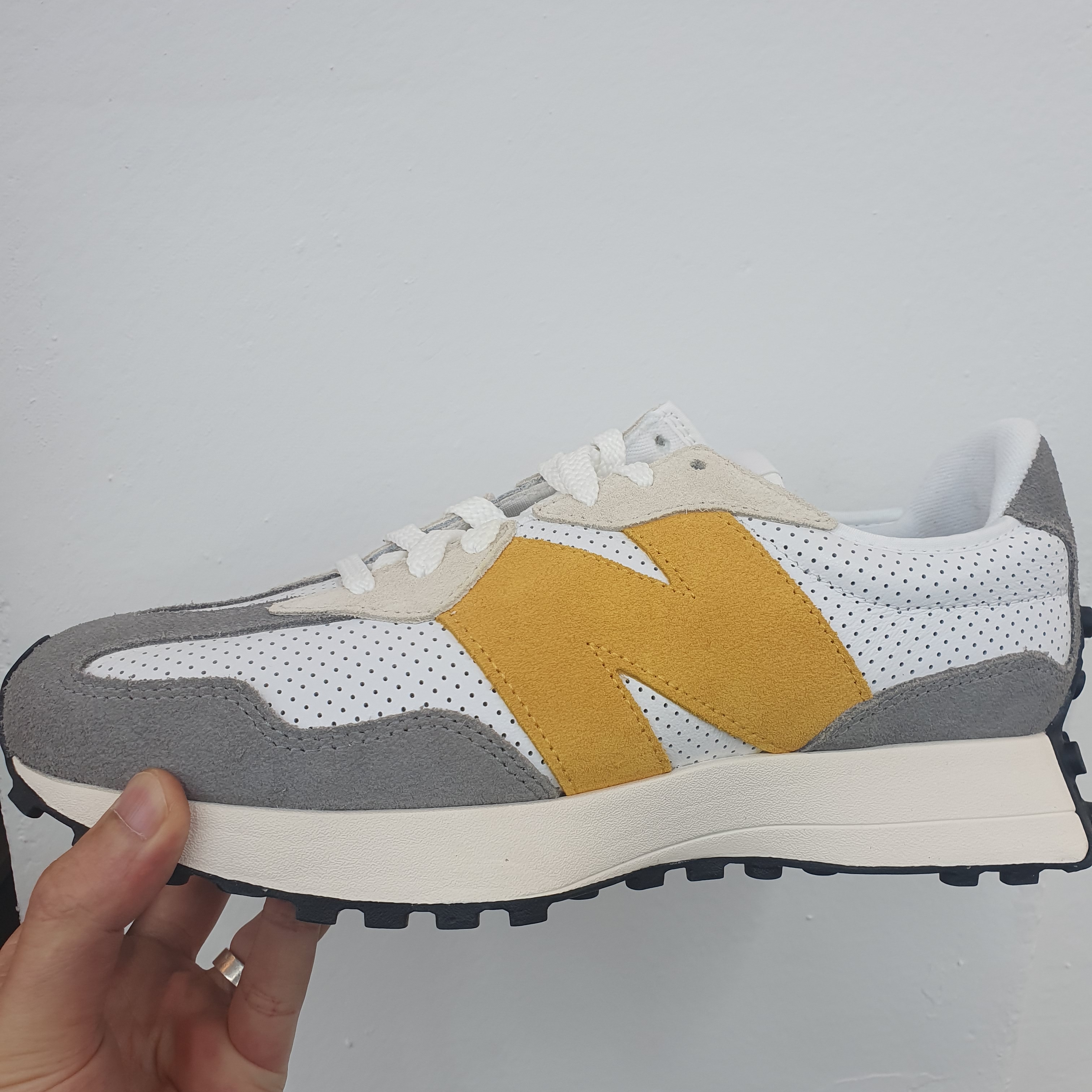 New Balance 327 Grey Yellow - JD Sports Exclusive 착용 스타일