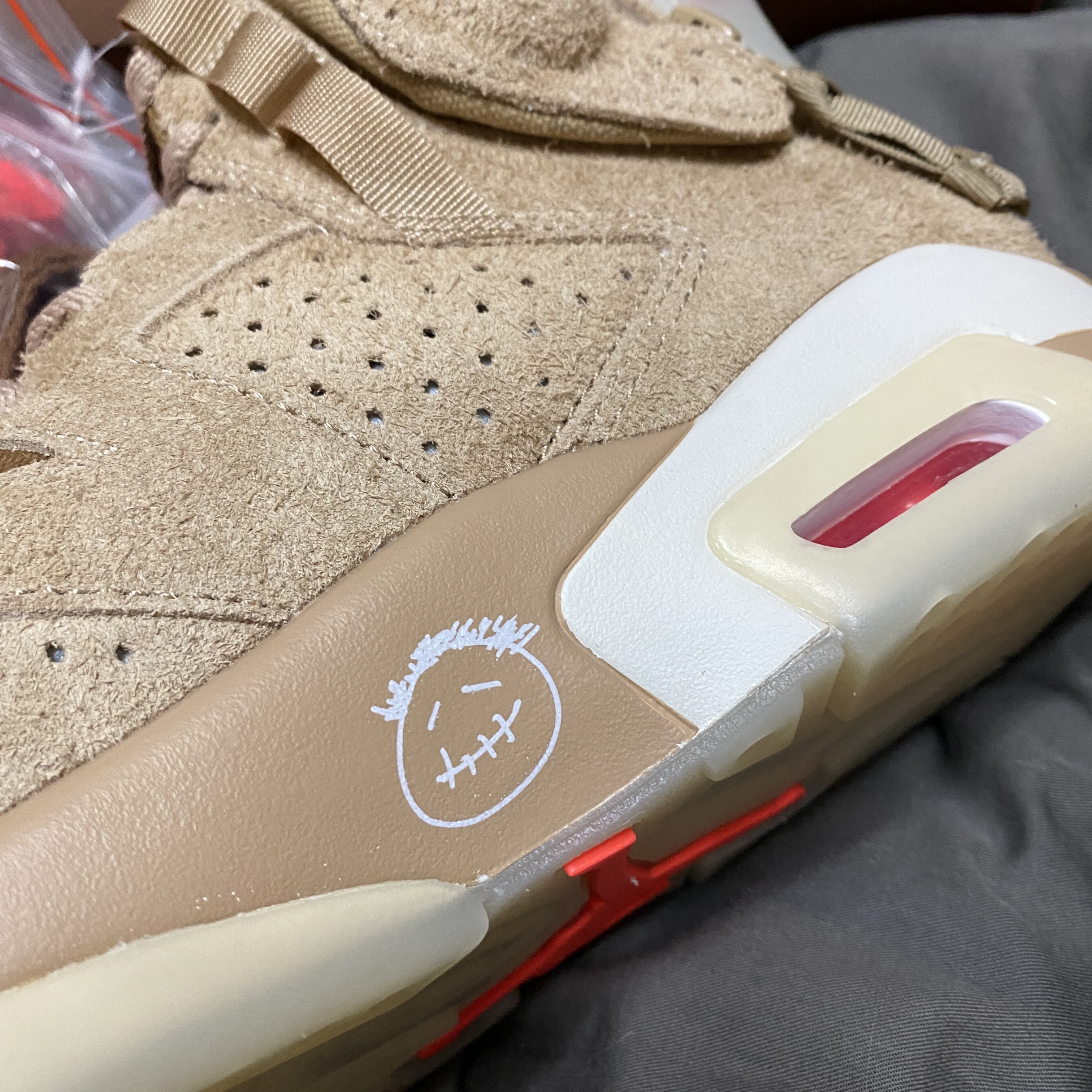 Jordan 6 x Travis Scott Retro SP British Khaki 착용 스타일 - 2