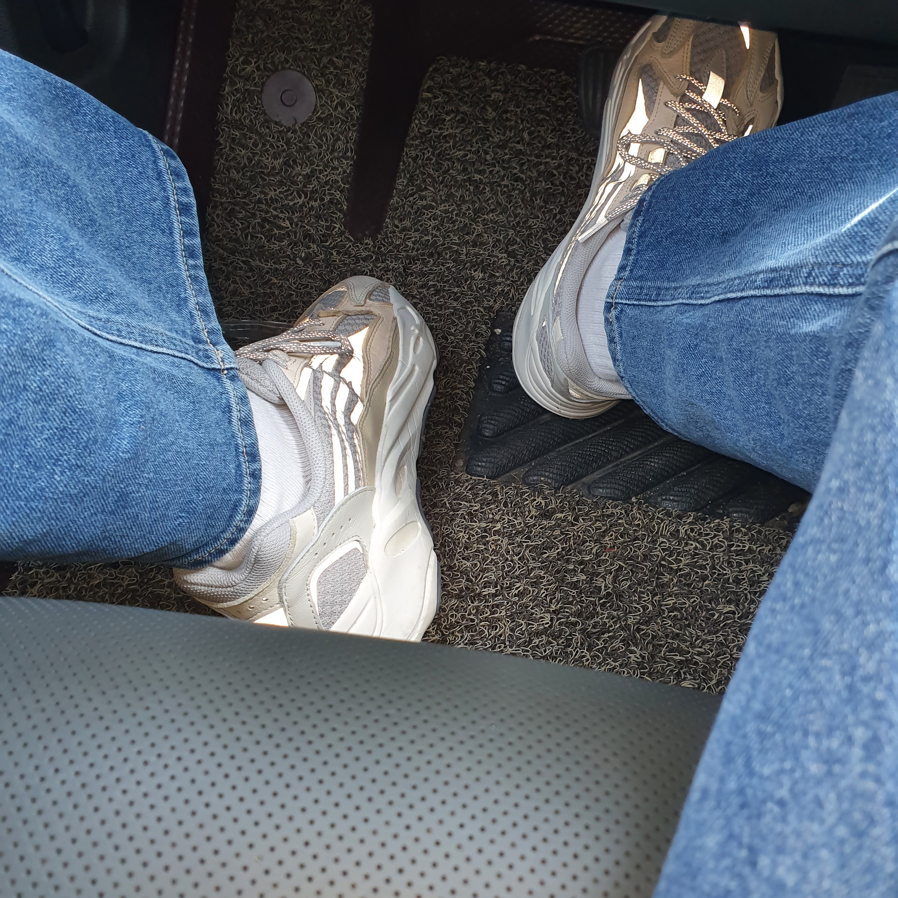 Adidas Yeezy Boost 700 V2 Cream 착용 스타일 - 1