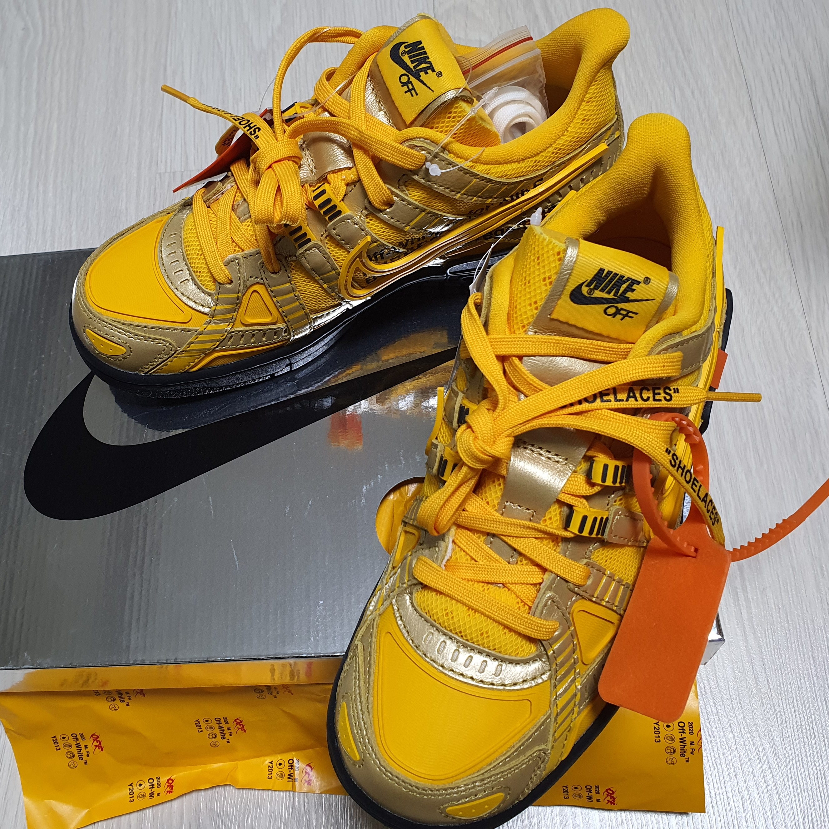 Nike x Off-White Air Rubber Dunk University Gold 착용 스타일 - 2