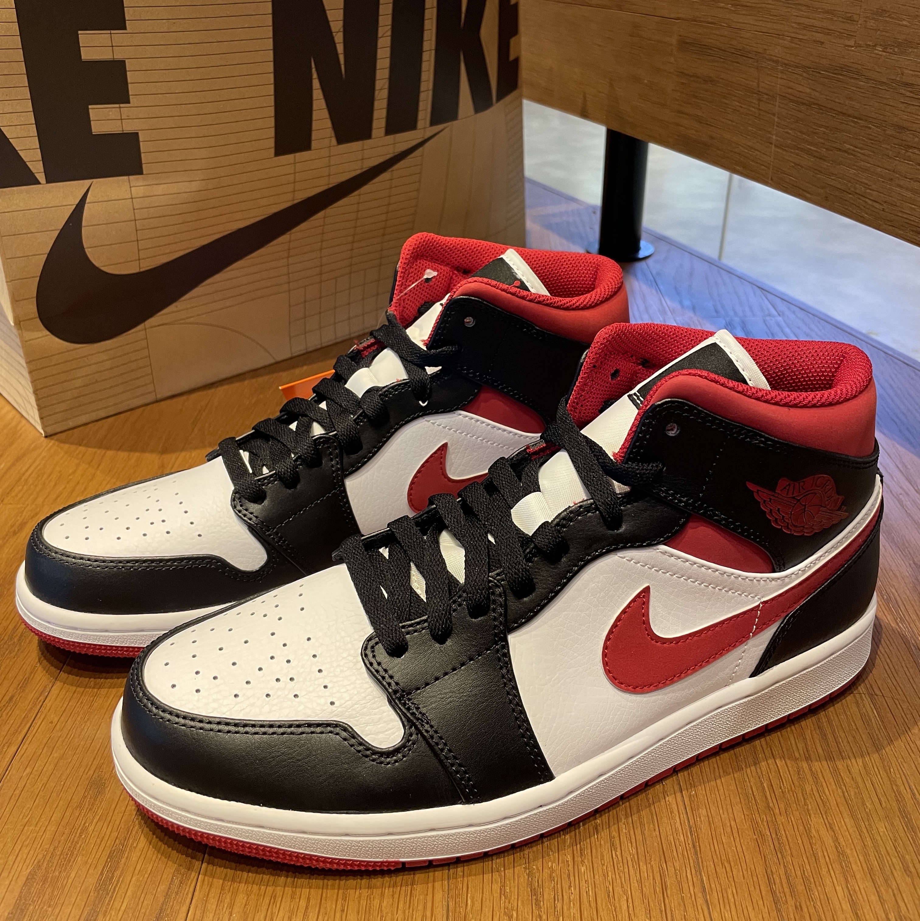 Jordan 1 Mid Gym Red Black White 착용 스타일
