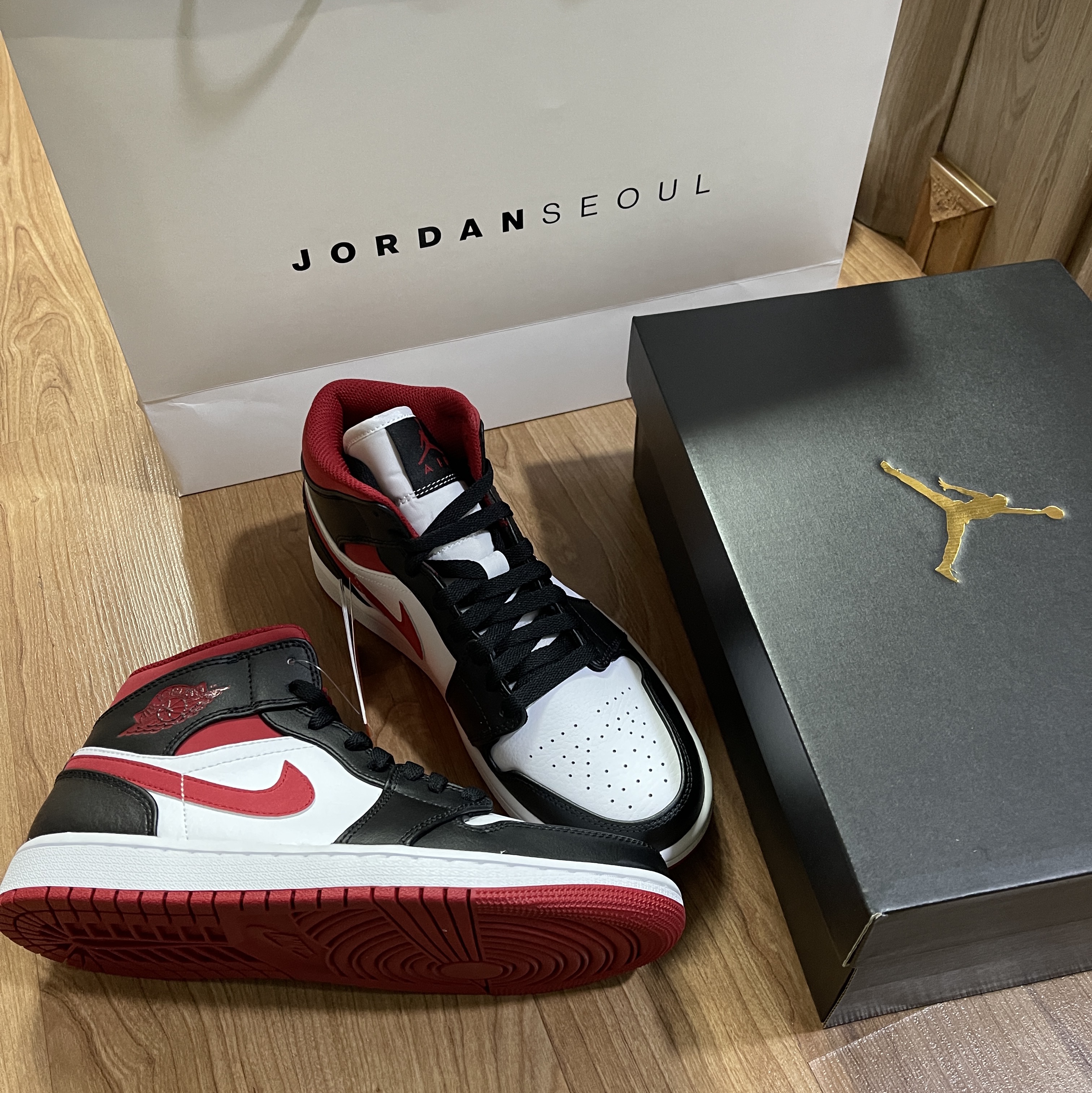 Jordan 1 Mid Gym Red Black White 착용 스타일 - 2