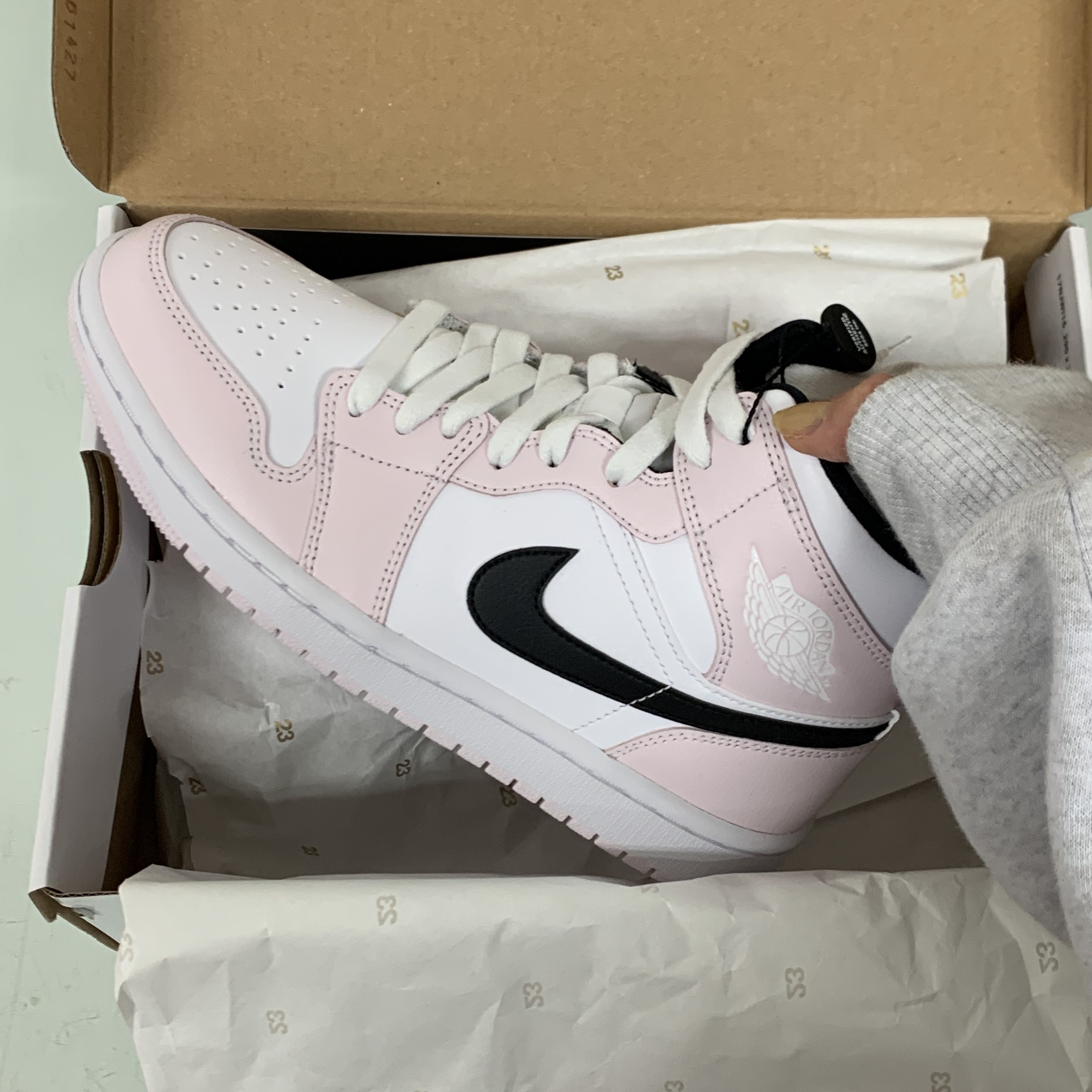 (W) Jordan 1 Mid Barely Rose 착용 스타일