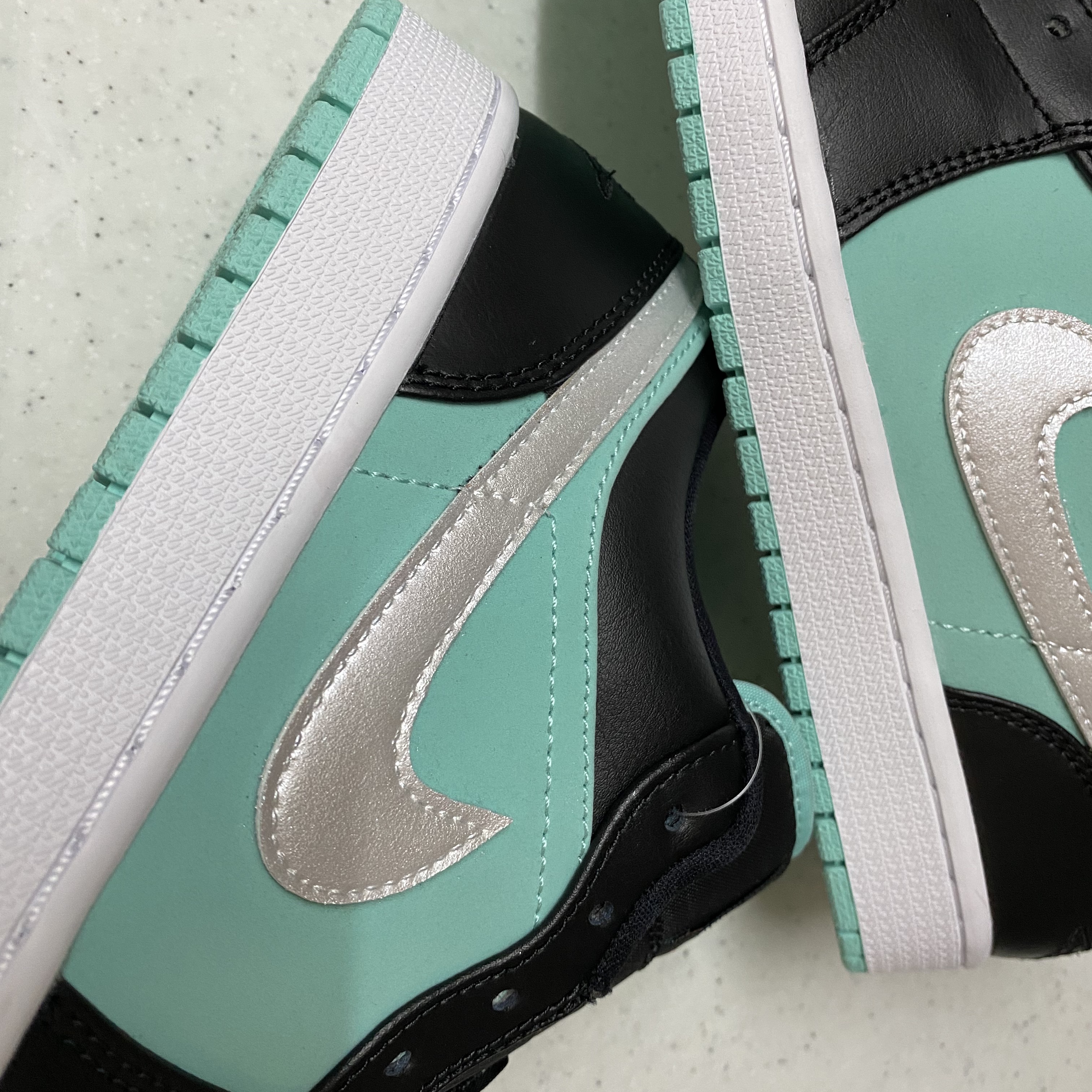 Jordan 1 Low SE Tropical Twist 착용 스타일 - 1