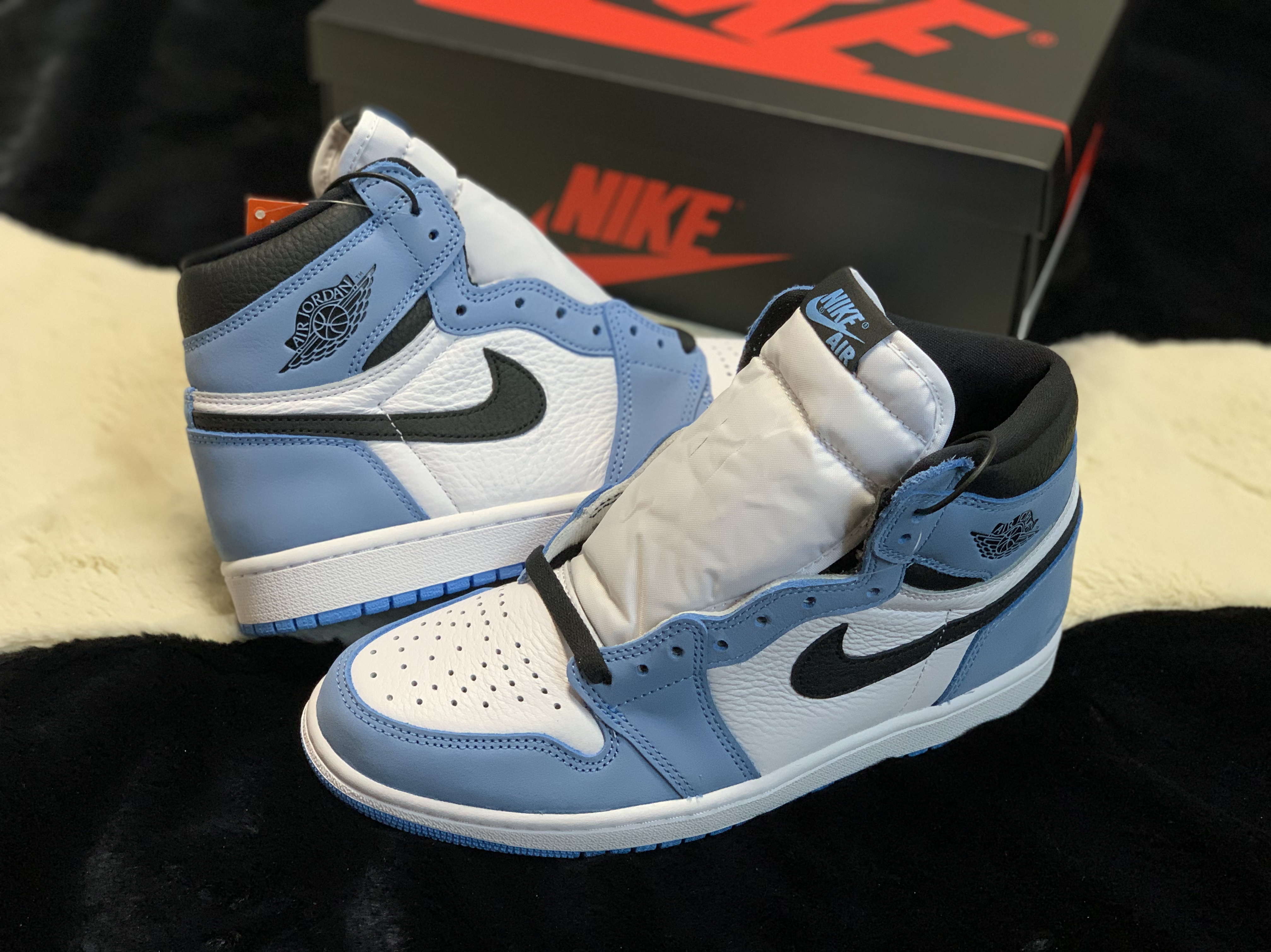 Jordan 1 Retro High OG University Blue 착용 스타일 - 1