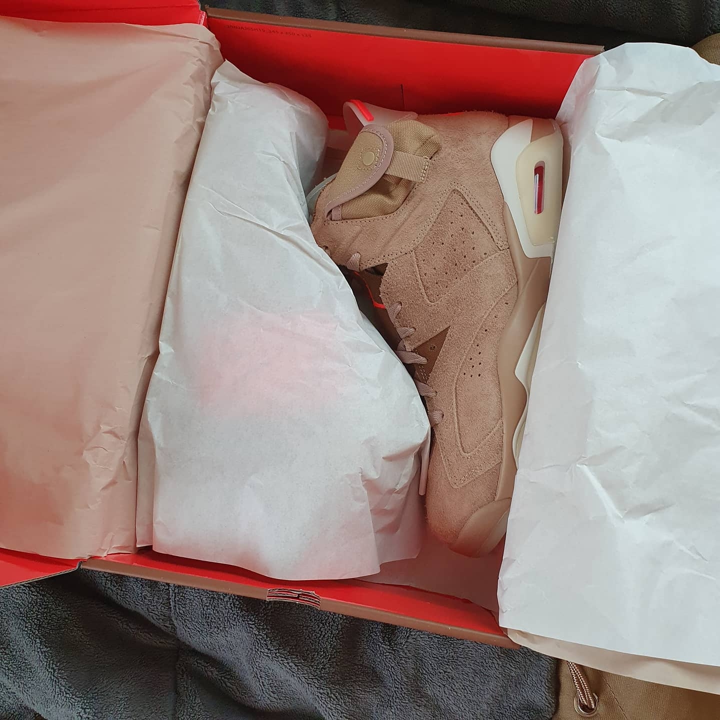 Jordan 6 x Travis Scott Retro SP British Khaki 착용 스타일 - 4