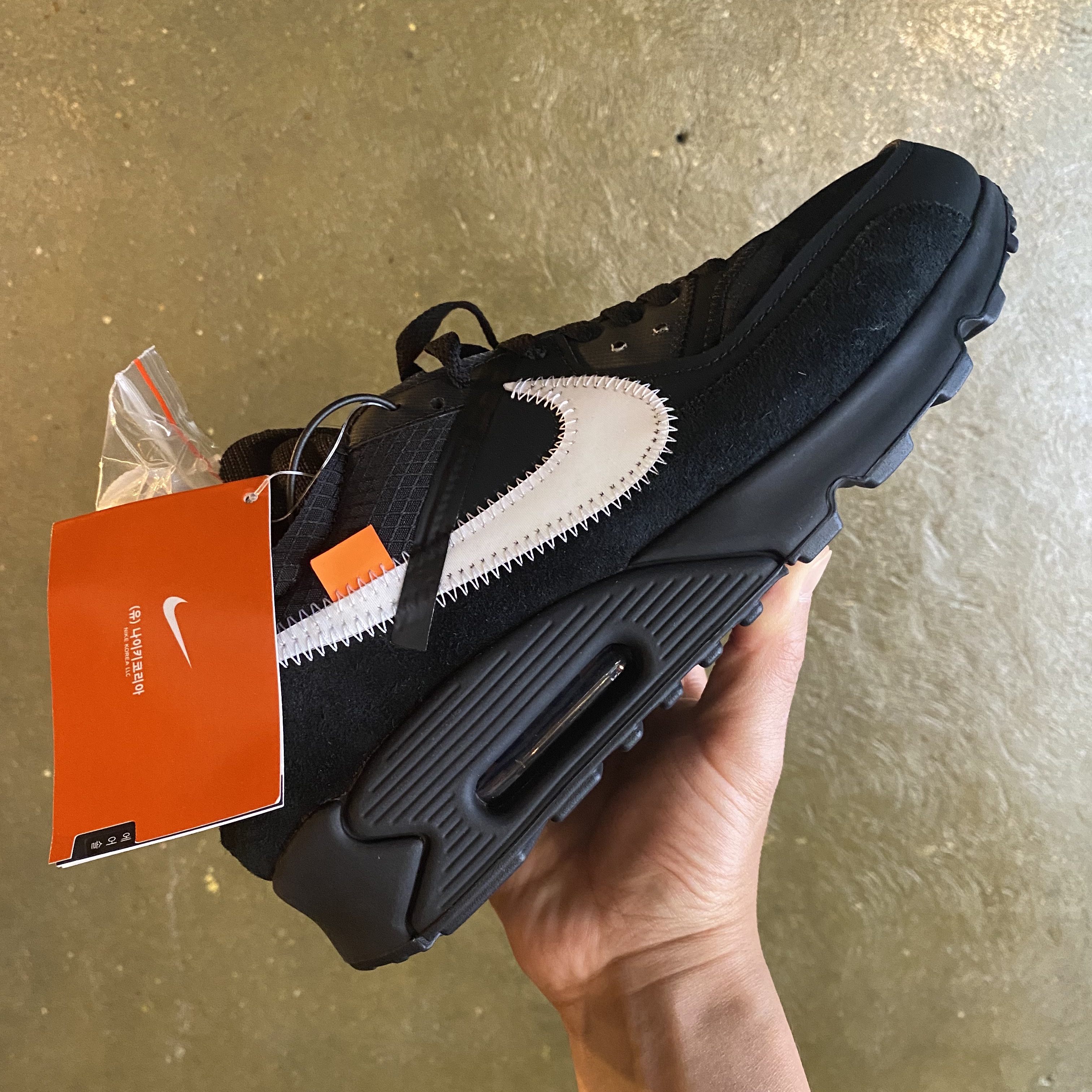 Nike x Off-White Air Max 90 V2 Black White 착용 스타일 - 2