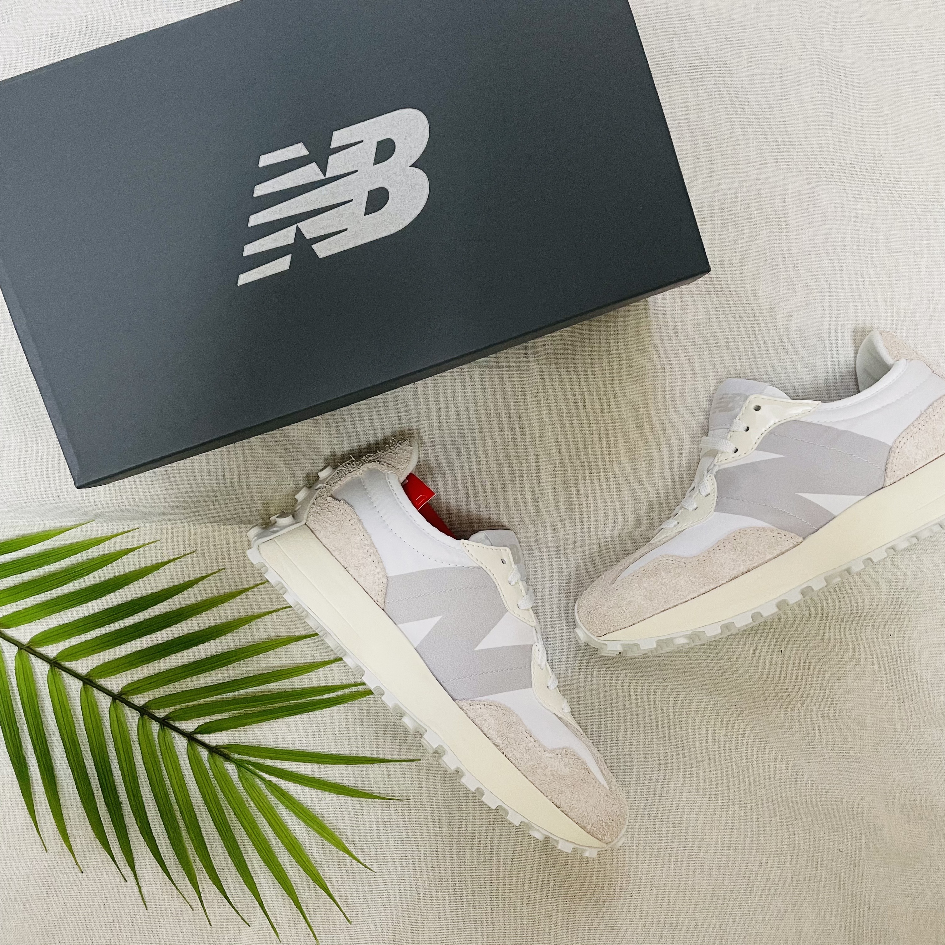 (W) New Balance 327 White Moonbeam 착용 스타일 - 2