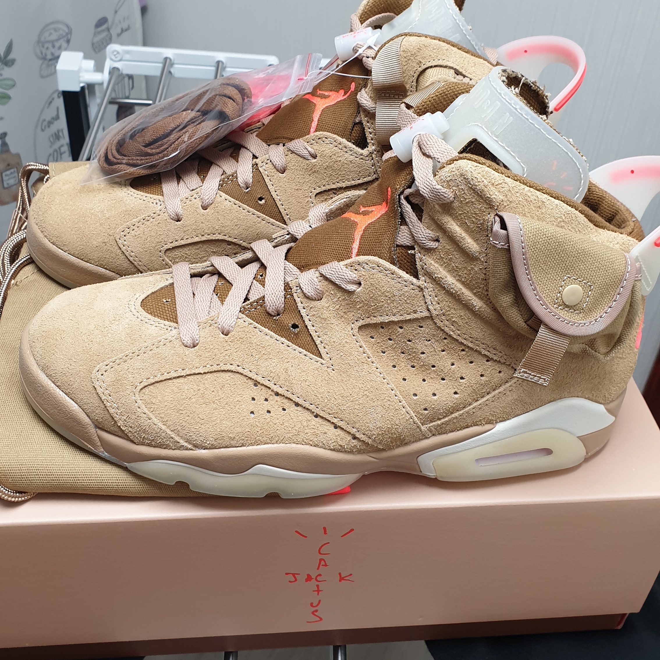 Jordan 6 x Travis Scott Retro SP British Khaki 착용 스타일 - 2