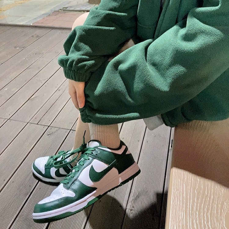 Nike Dunk Low Retro Varsity Green 착용 스타일 - 2
