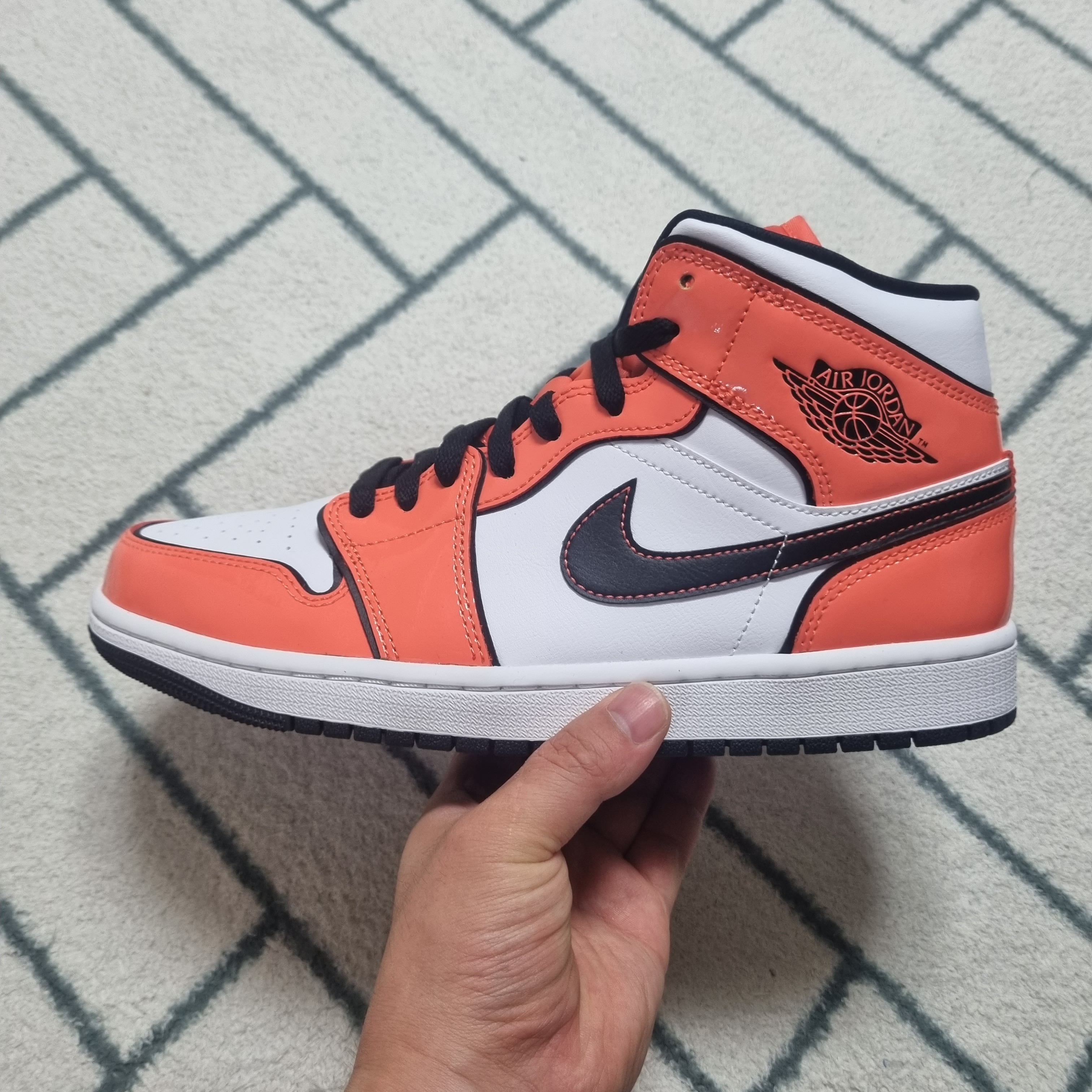 Jordan 1 Mid SE Turf Orange 착용 스타일 - 2