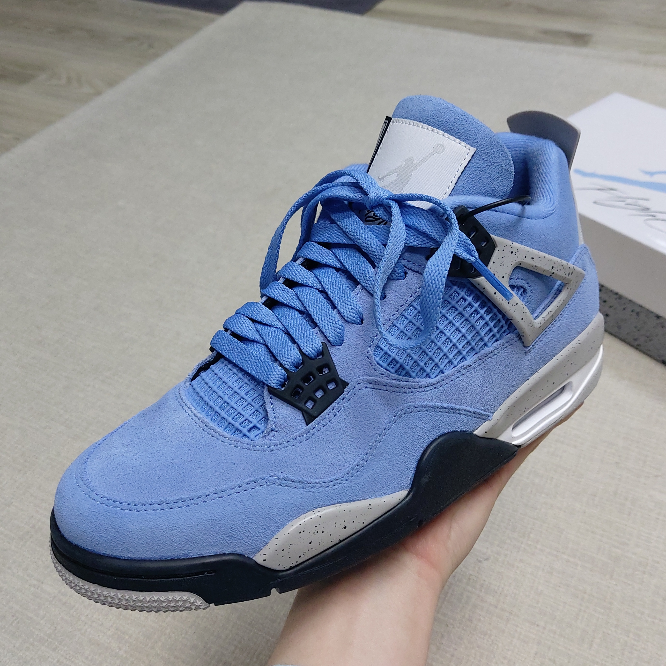 Jordan 4 Retro University Blue 착용 스타일 - 1