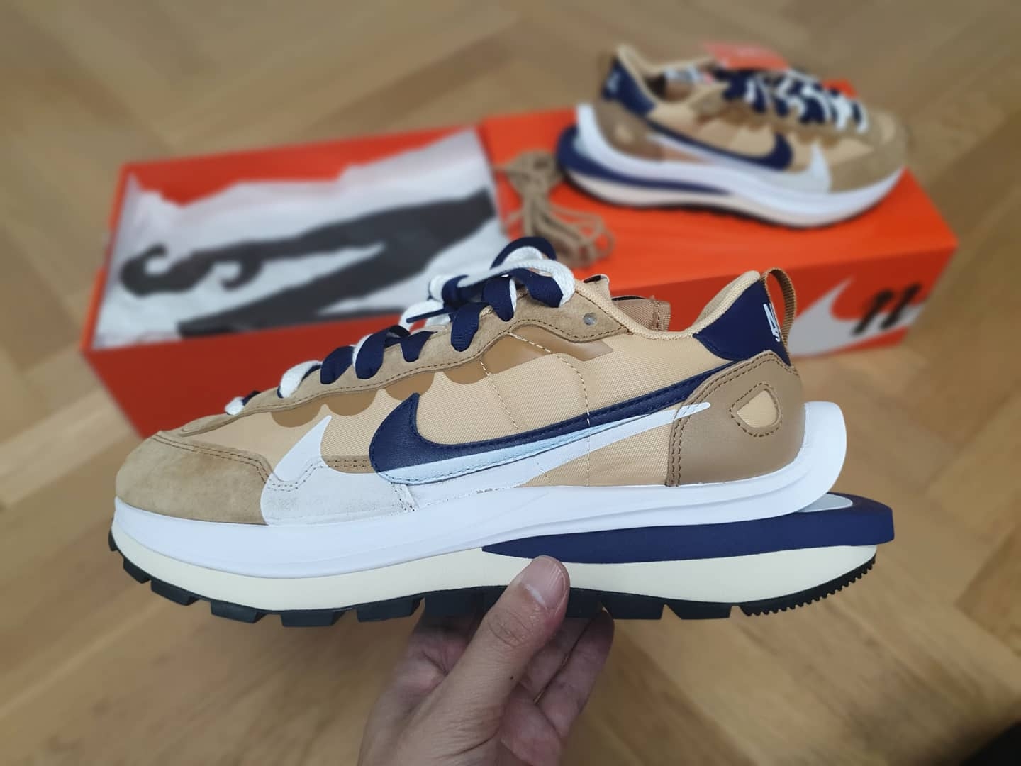 Nike x Sacai VaporWaffle Sesame and Blue Void 착용 스타일 - 3