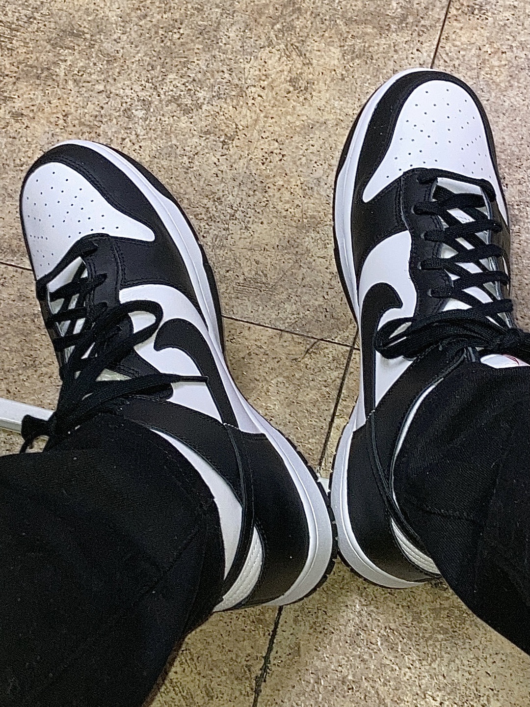 Nike Dunk High Retro Black and White, Jordan 1 Mid Bred Banned 2020 착용 스타일 - 1