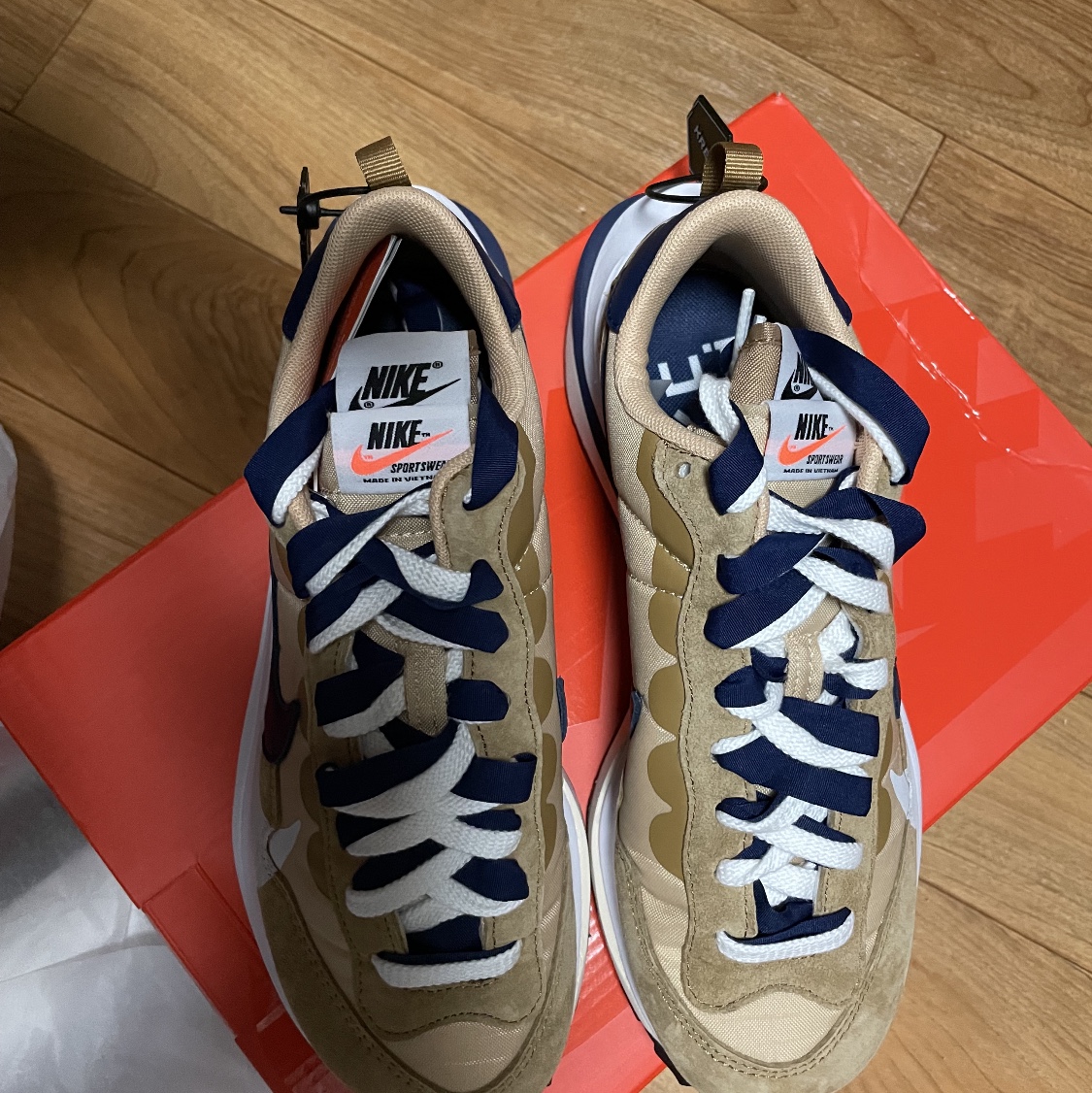 Nike x Sacai VaporWaffle Sesame and Blue Void 착용 스타일 - 2