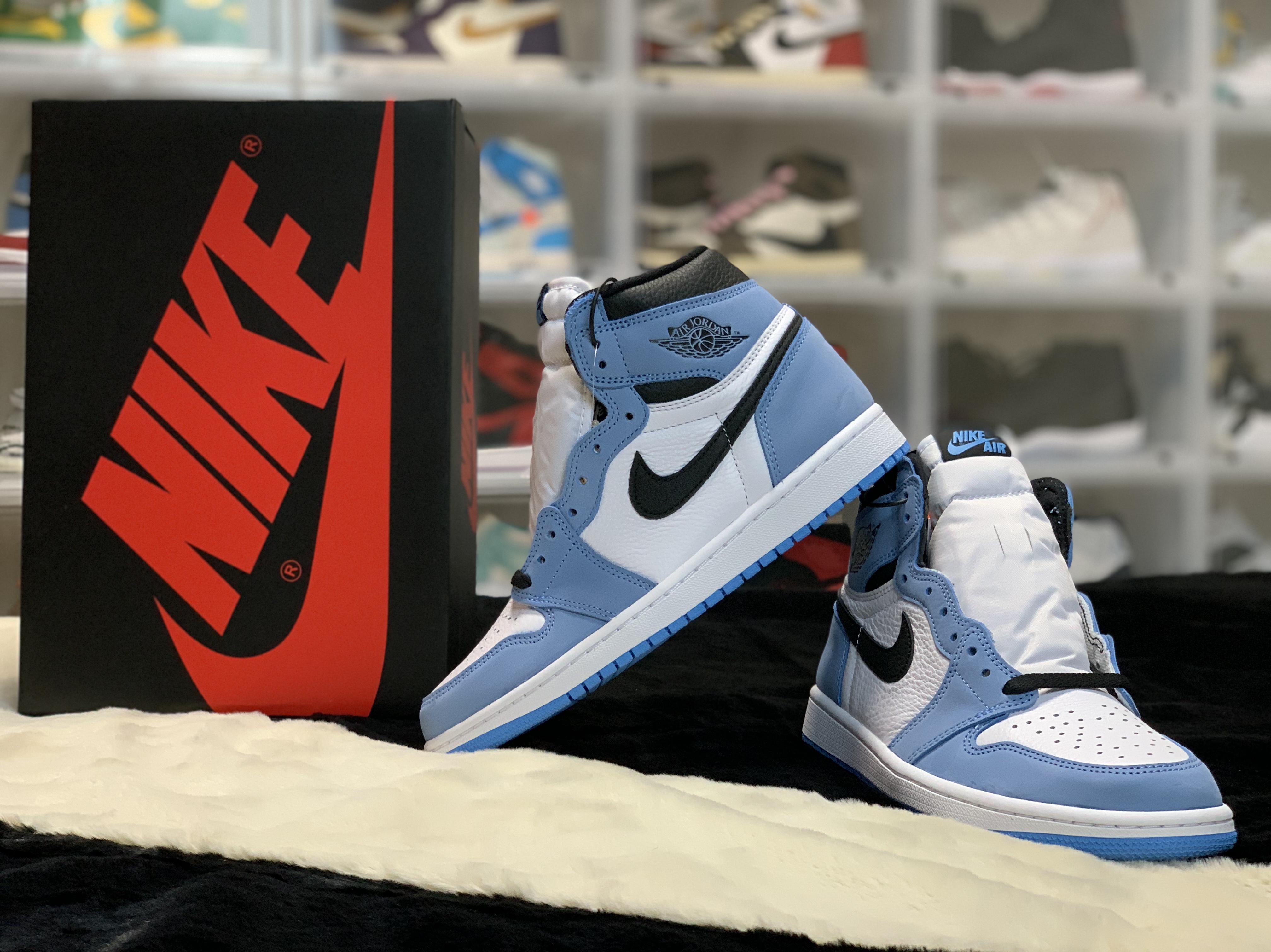 Jordan 1 Retro High OG University Blue 착용 스타일 - 3