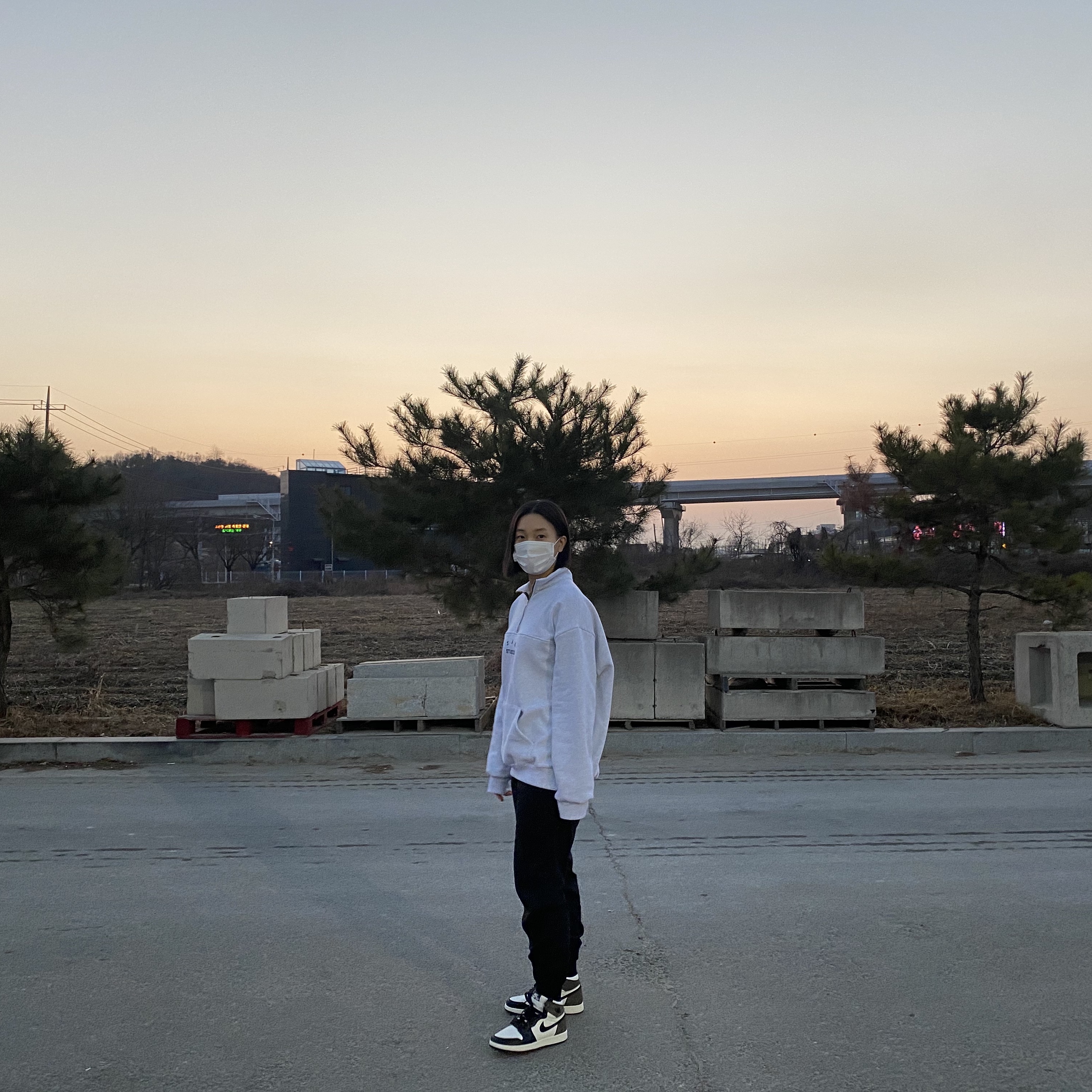 Jordan 1 Retro High OG Black Mocha, IAB Studio Half Zip Pullover Light Gray 착용 스타일 - 2