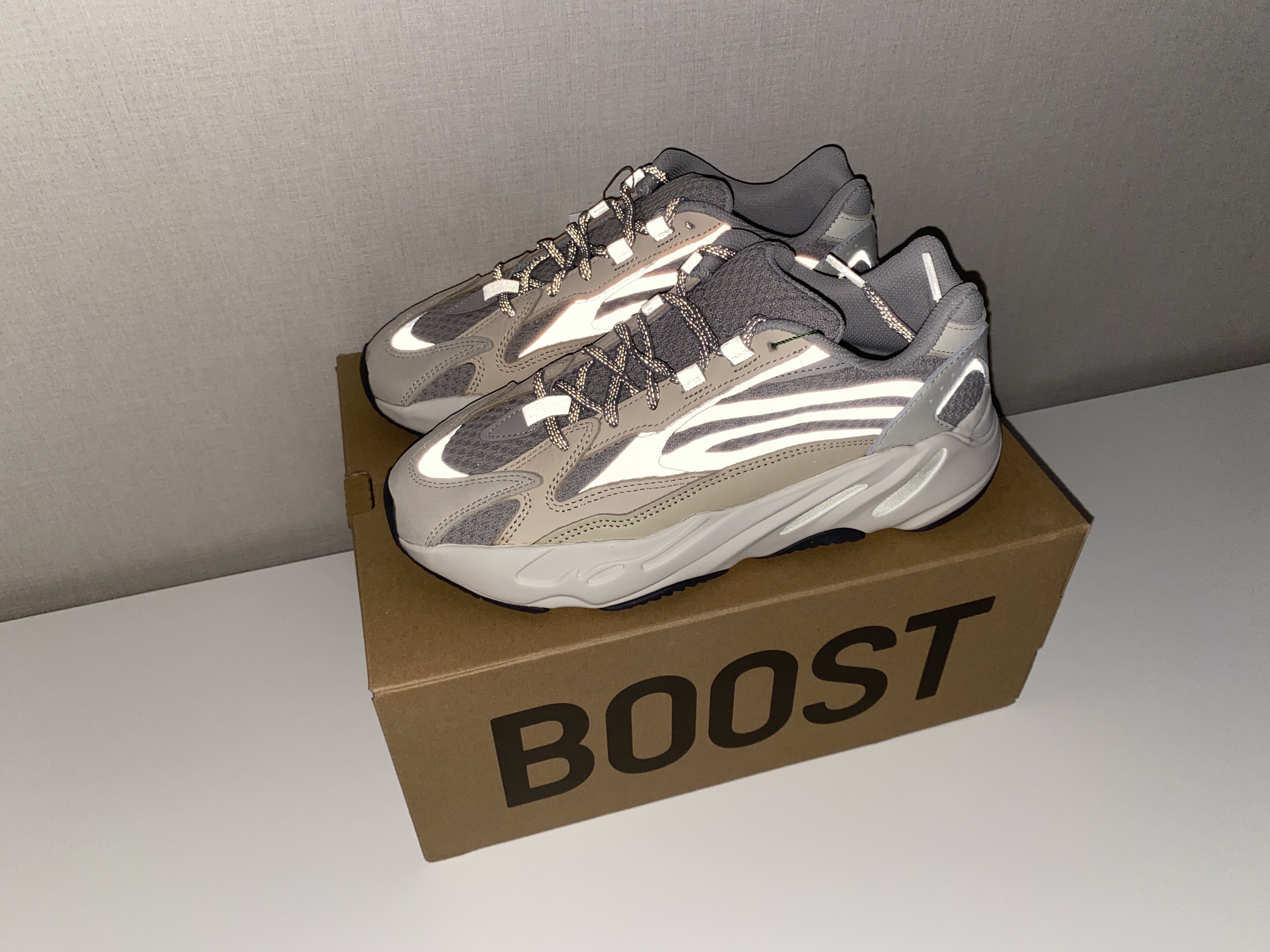 Adidas Yeezy Boost 700 V2 Cream 착용 스타일 - 2