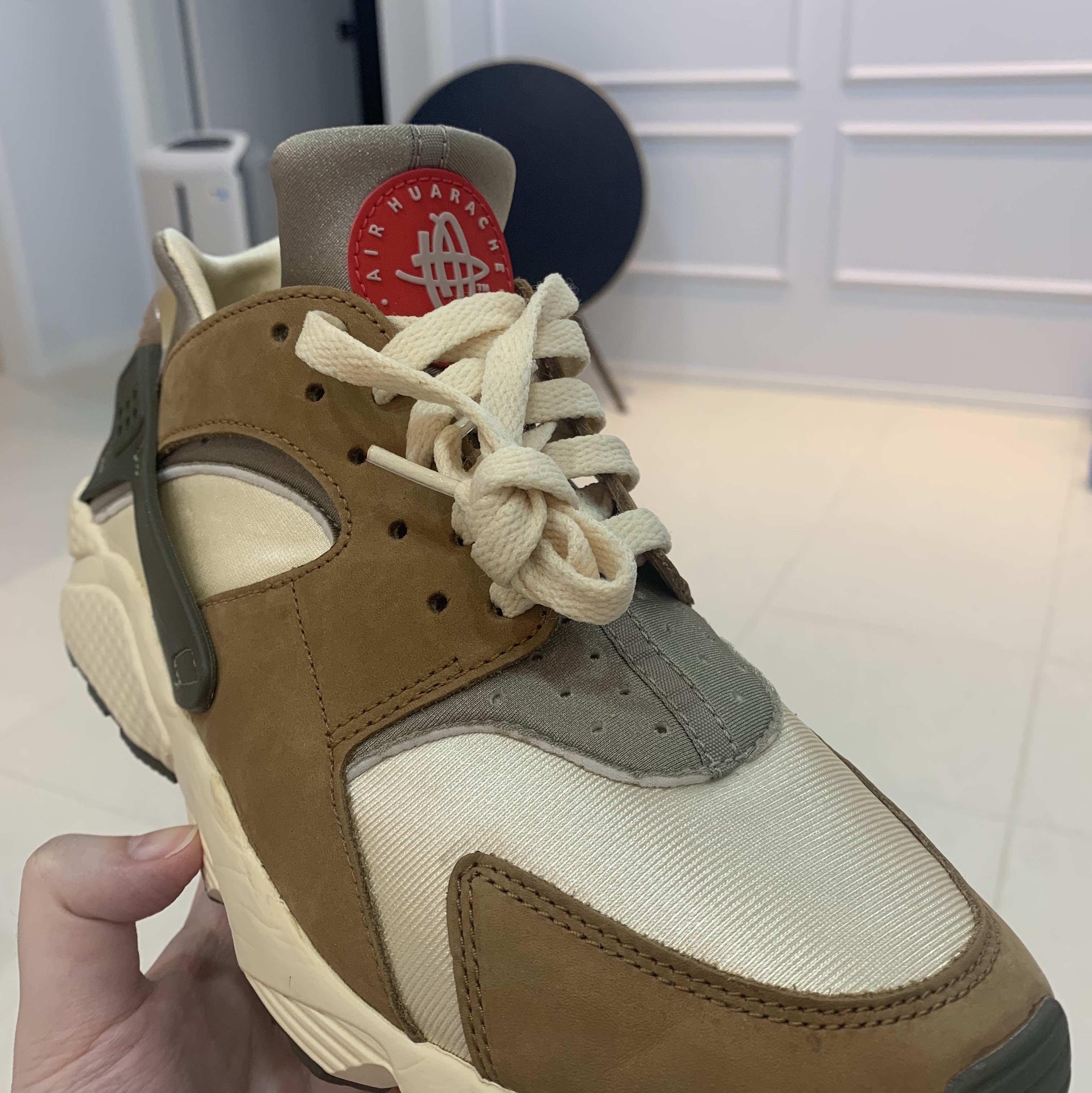 Nike x Stussy Air Huarache LE Desert Oak 착용 스타일 - 2