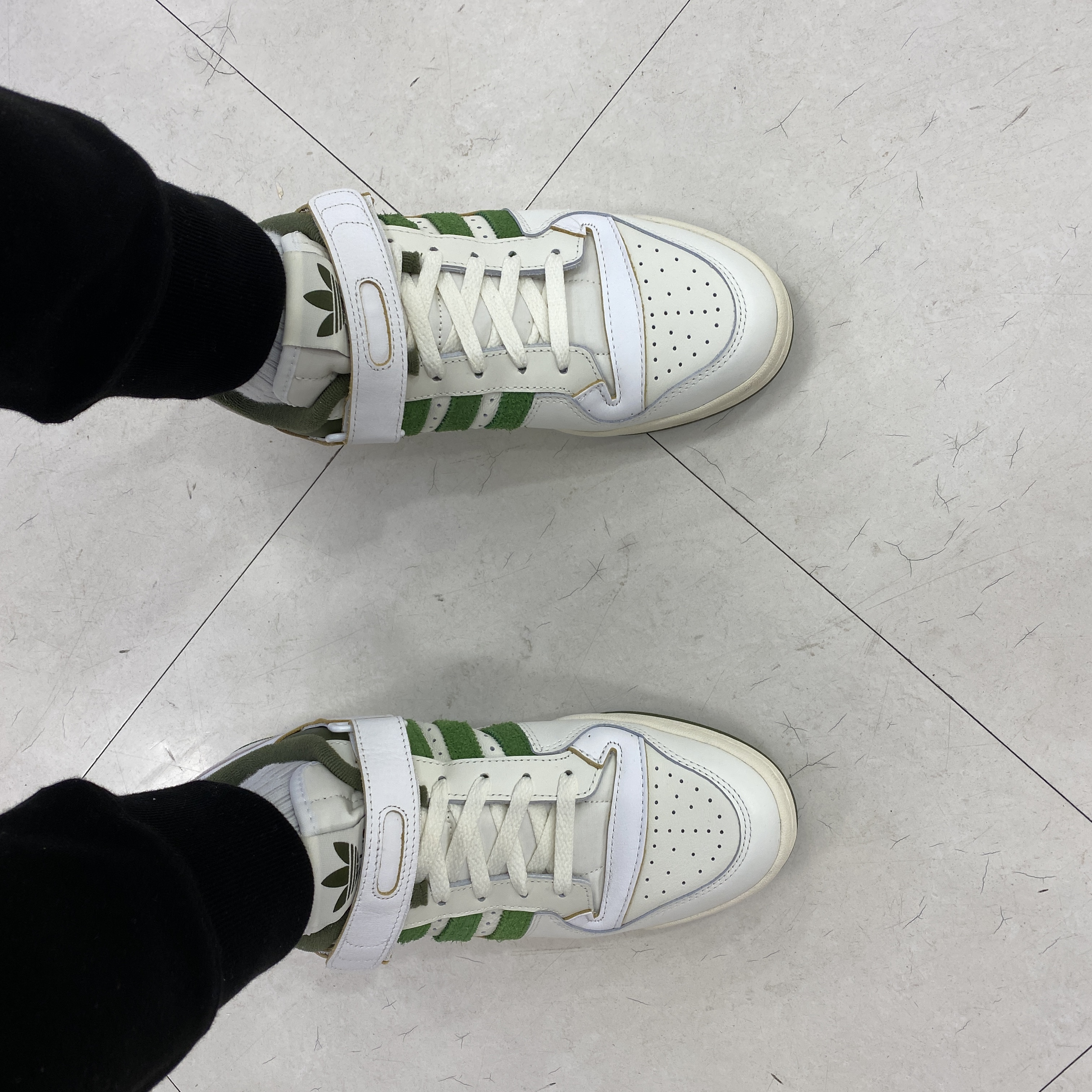 Adidas Forum 84 Low Crew Green 착용 스타일 - 1