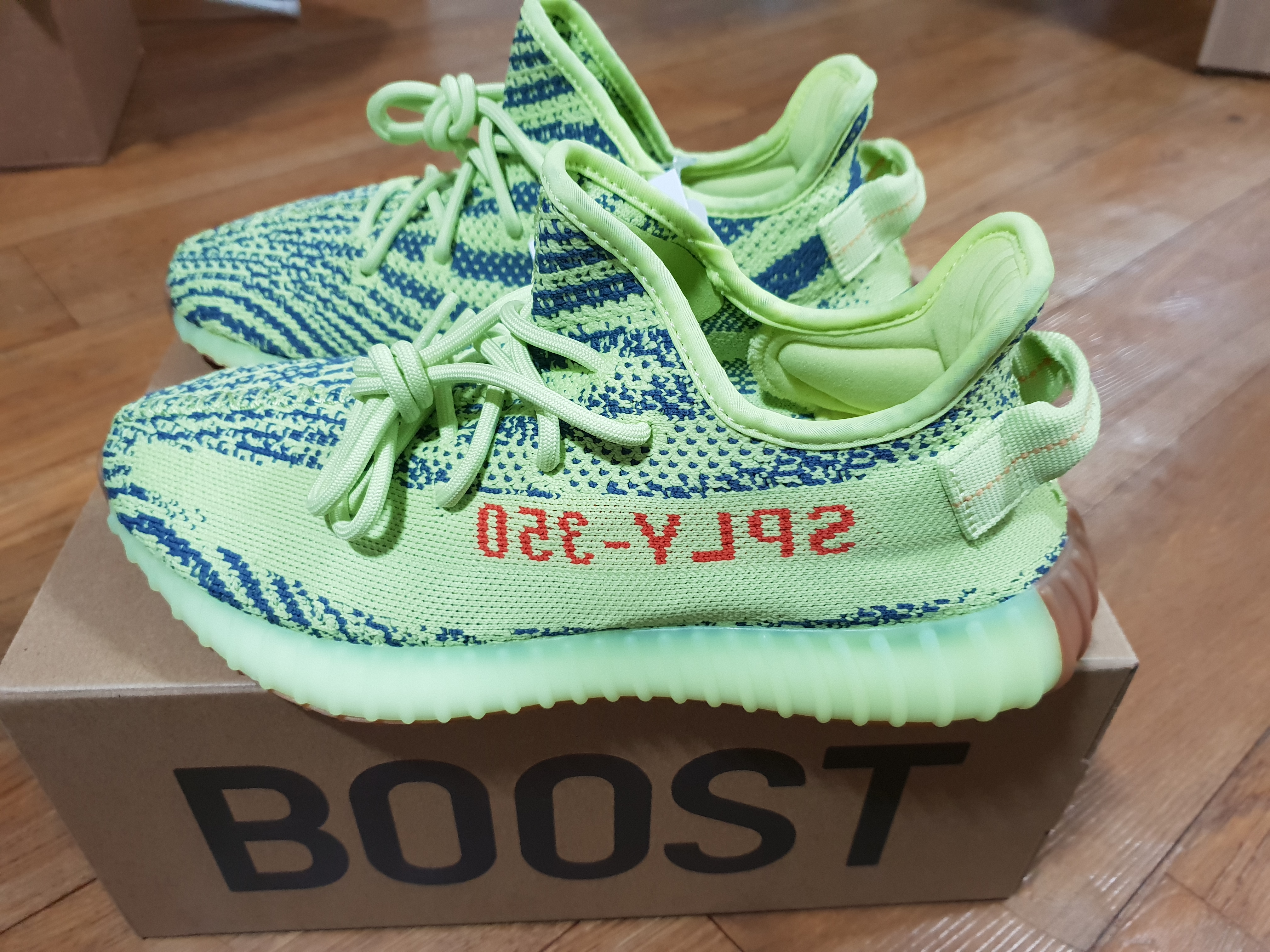 Adidas Yeezy Boost 350 V2 Semi Frozen Yellow 착용 스타일