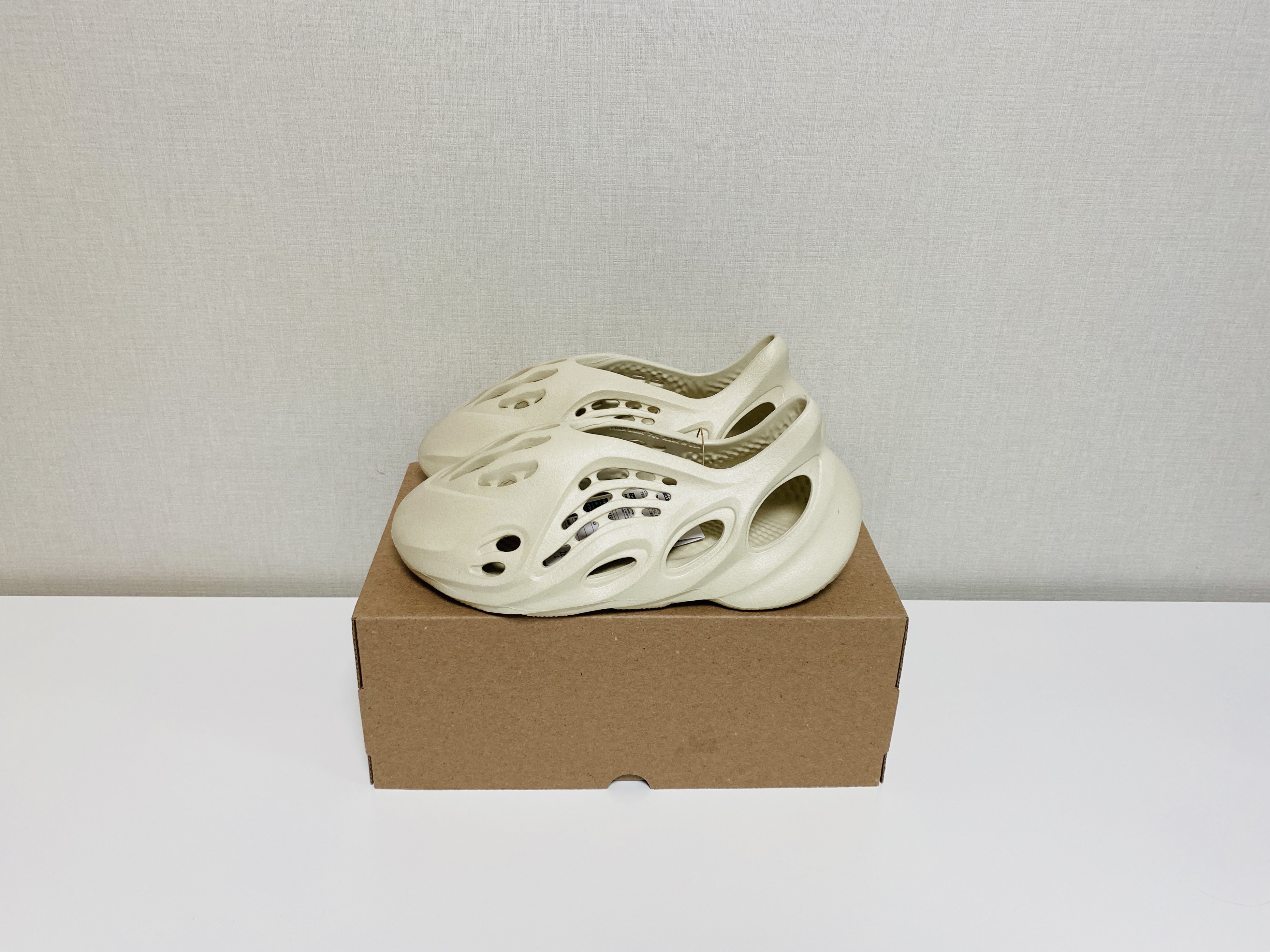 Adidas Yeezy Foam RNNR Sand 착용 스타일 - 1