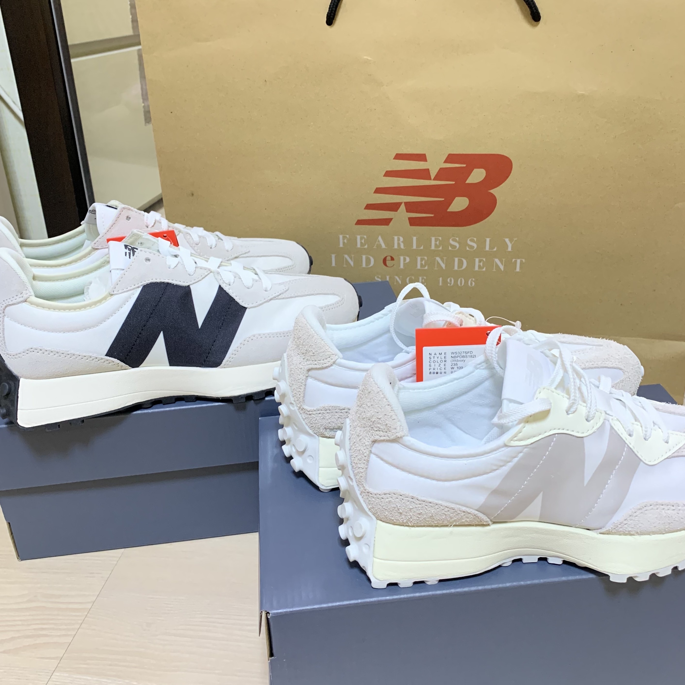 (W) New Balance 327 White Moonbeam, New Balance 327 White Black 착용 스타일 - 3