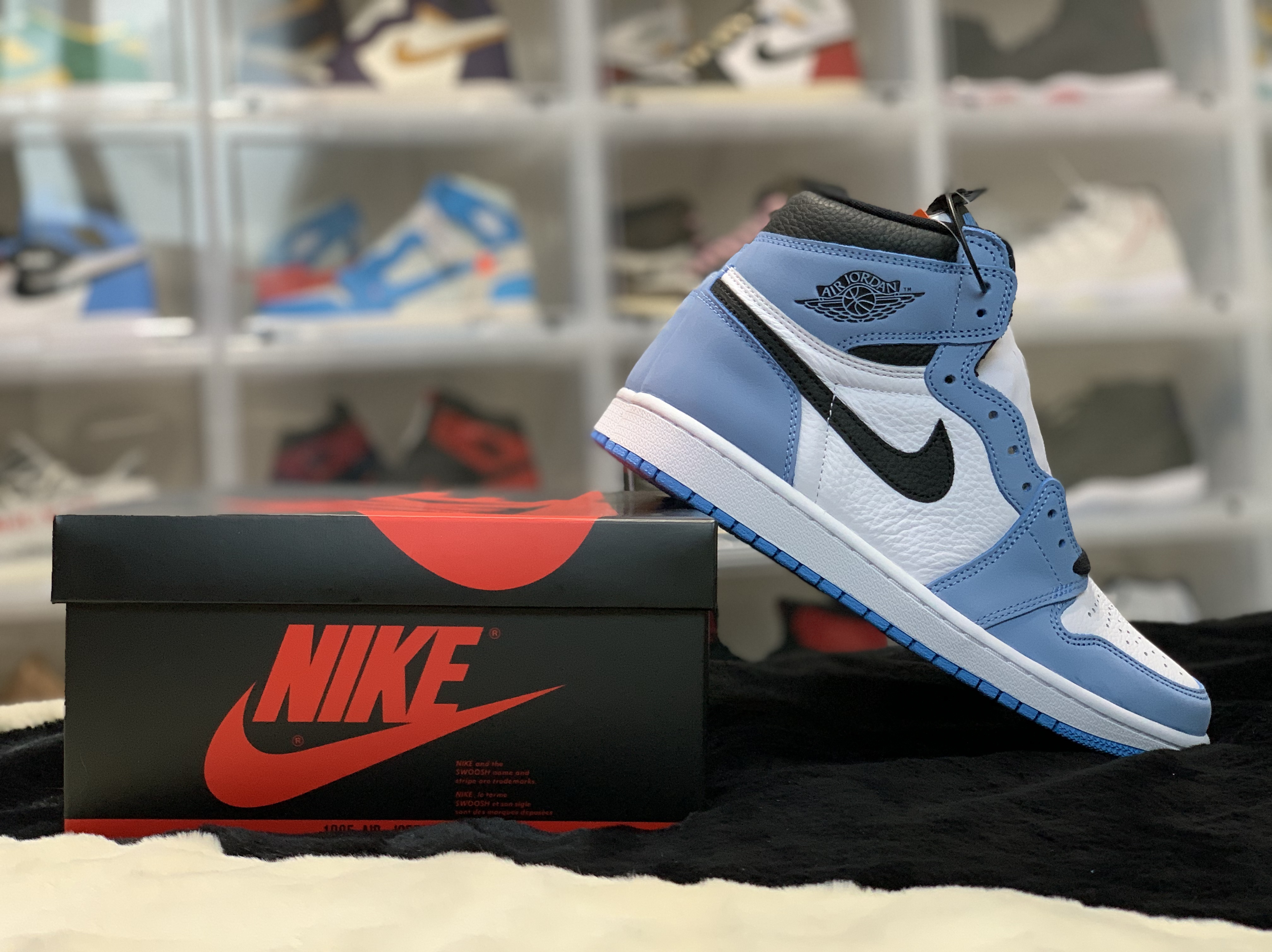 Jordan 1 Retro High OG University Blue 착용 스타일 - 4