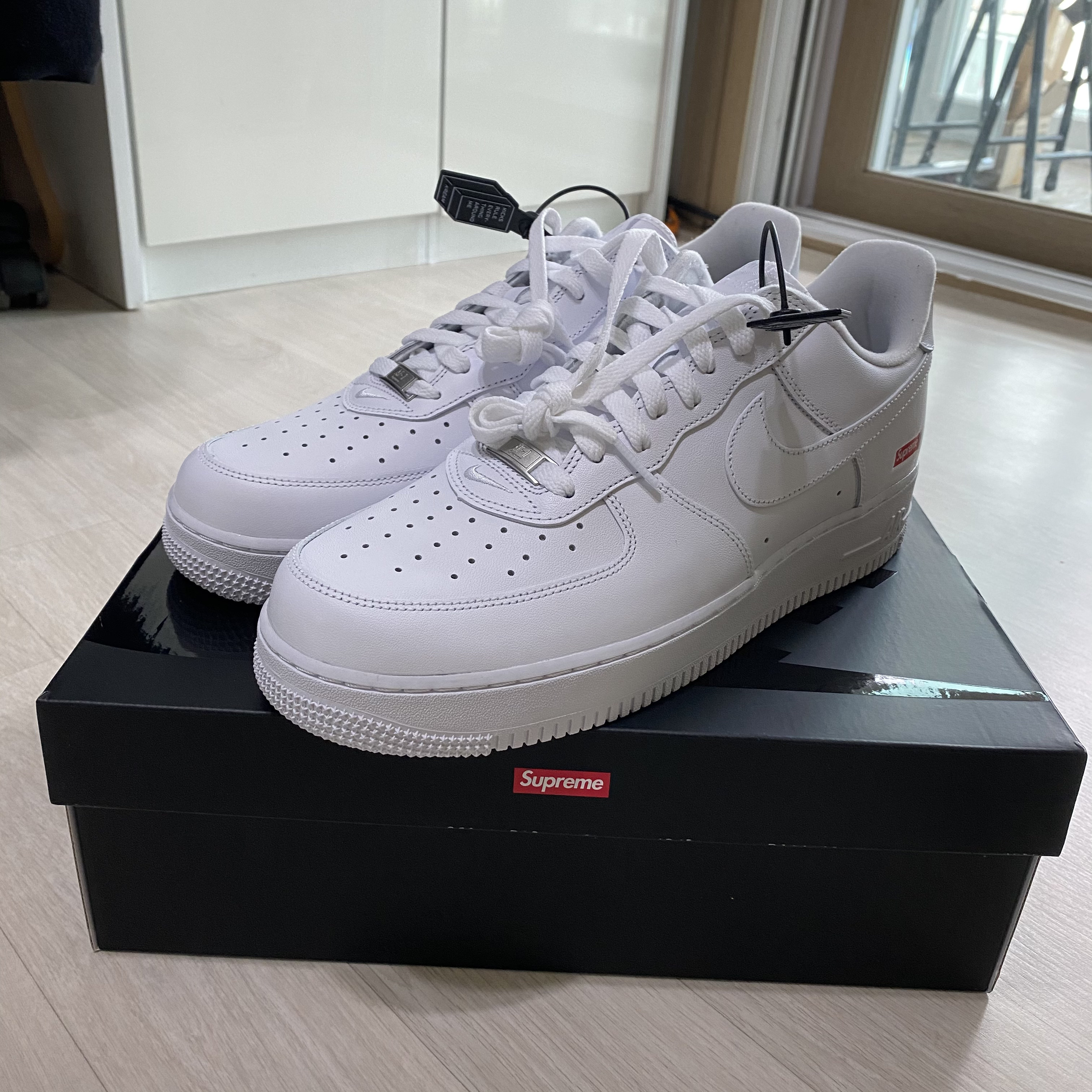 Nike x Supreme Air Force 1 Low White 착용 스타일 - 1