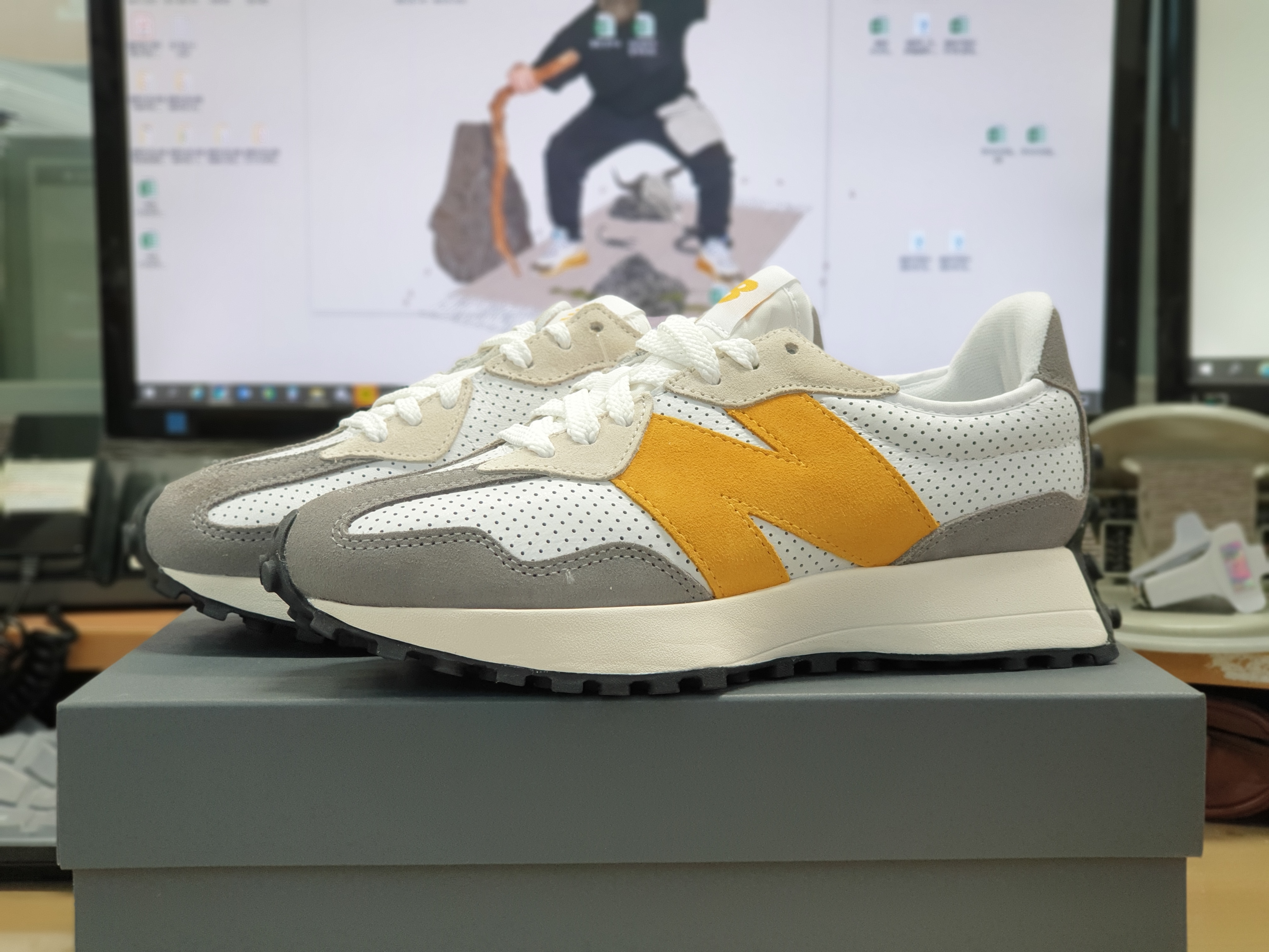 New Balance 327 Grey Yellow - JD Sports Exclusive 착용 스타일