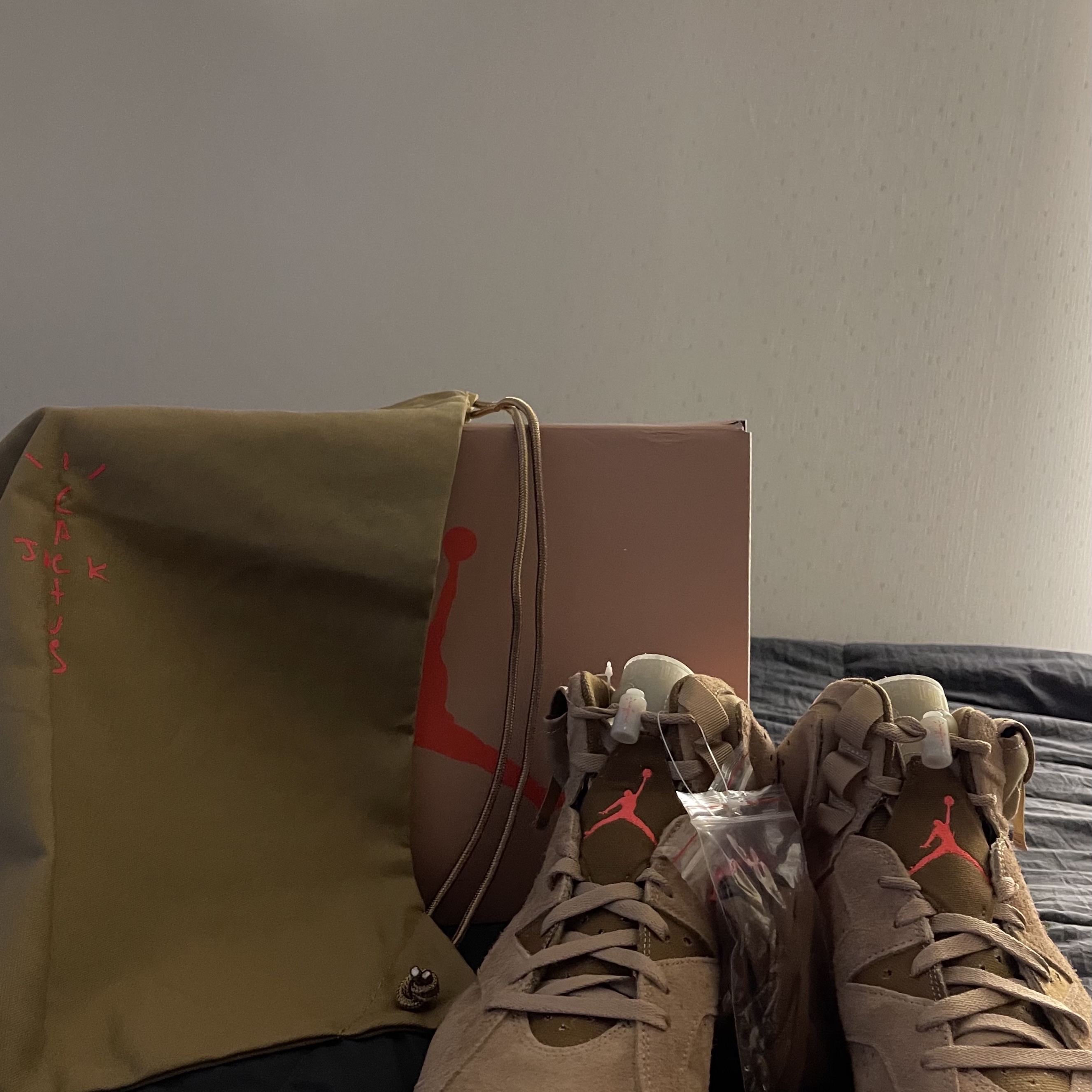 Jordan 6 x Travis Scott Retro SP British Khaki 착용 스타일 - 3