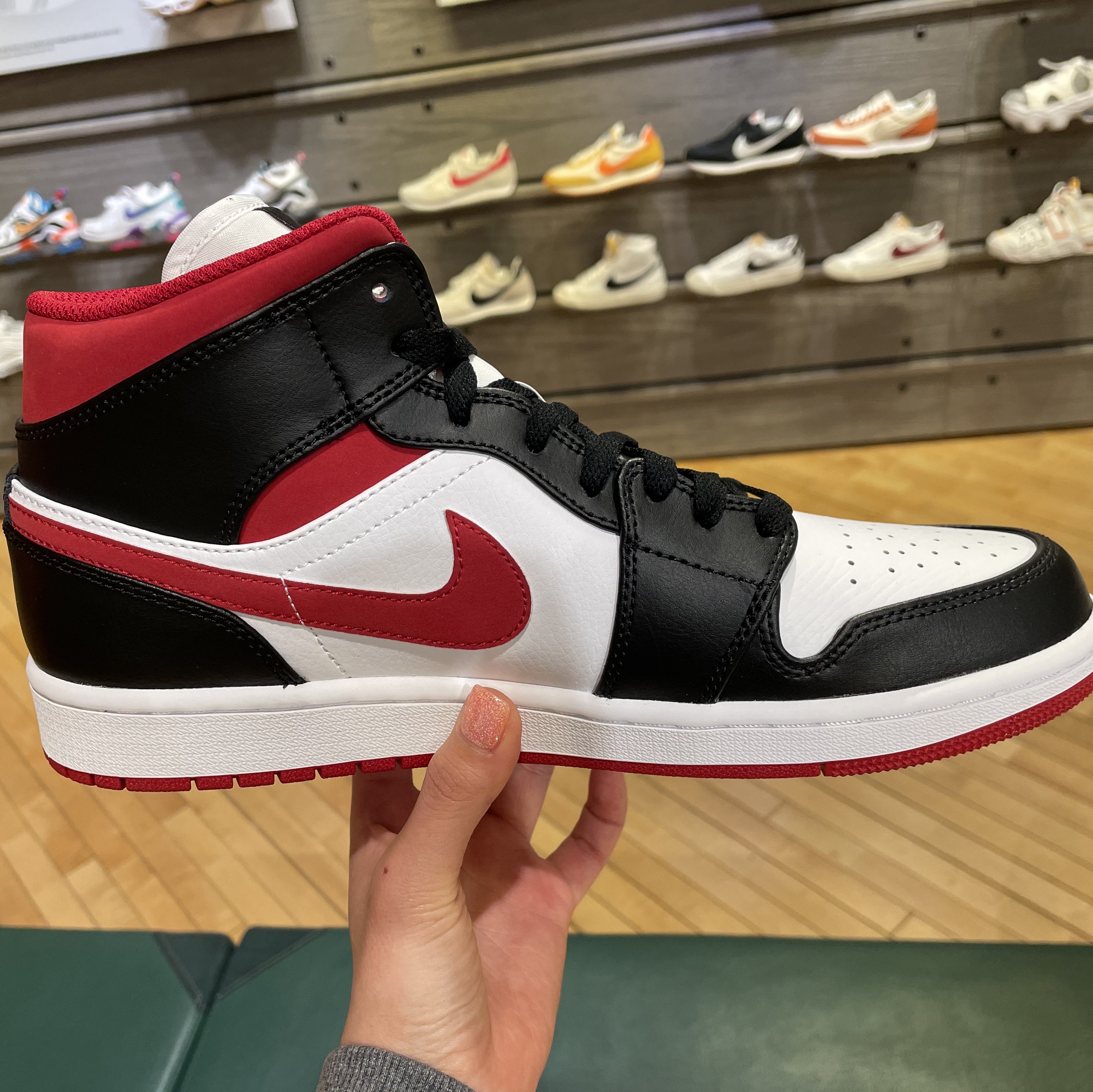 (GS) Jordan 1 Mid Gym Red Black White 착용 스타일 - 1