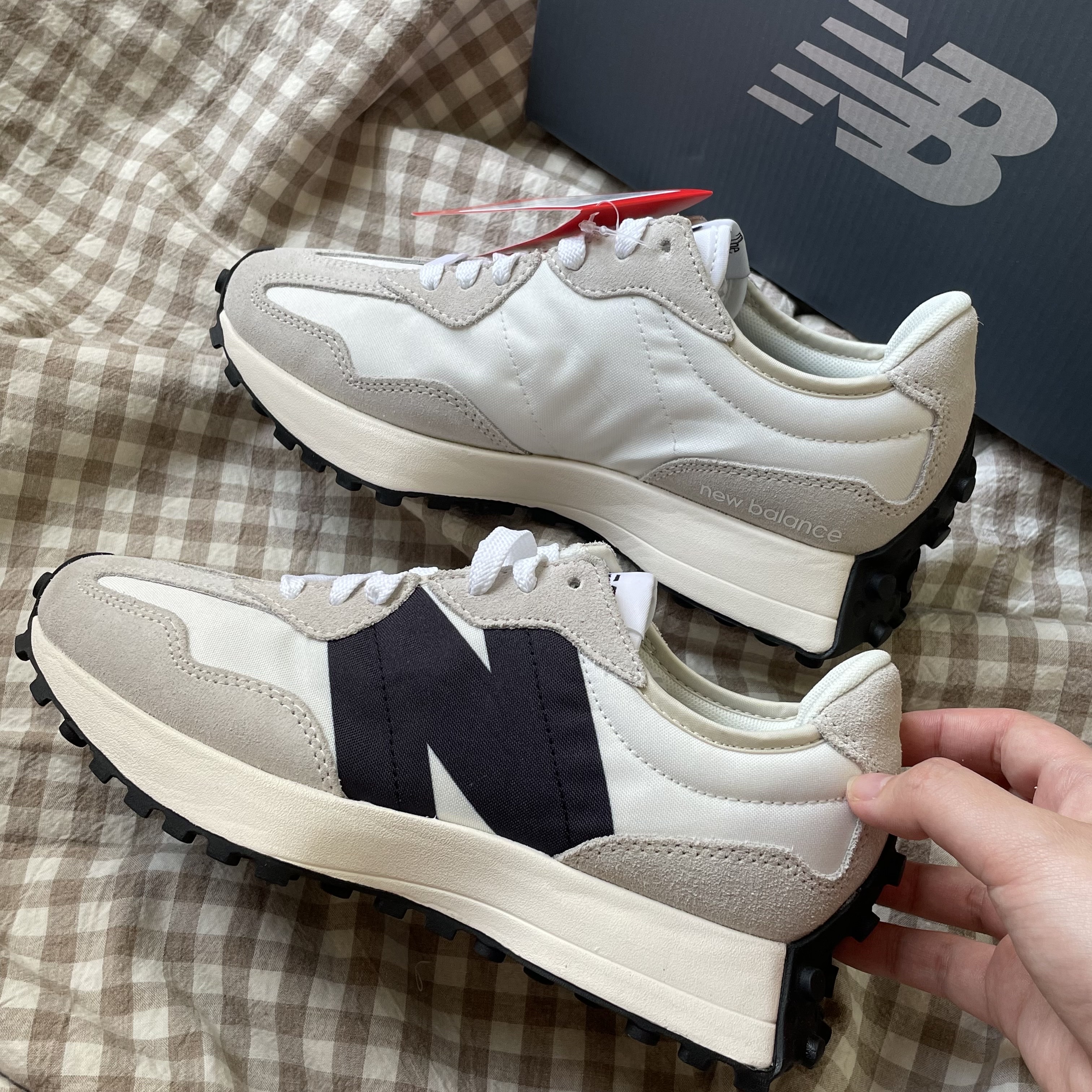 New Balance 327 White Black 착용 스타일 - 2
