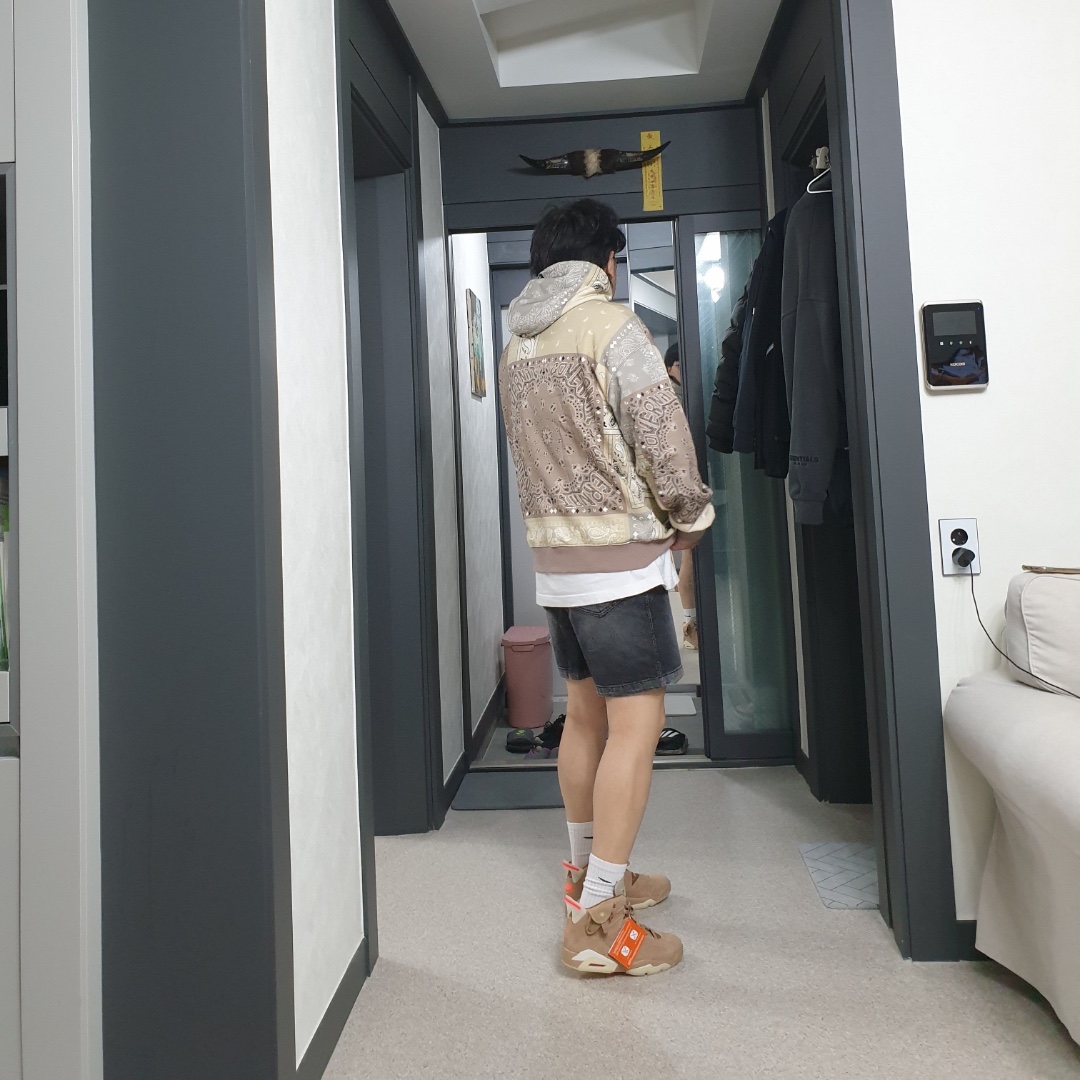 Jordan 6 x Travis Scott Retro SP British Khaki 착용 스타일