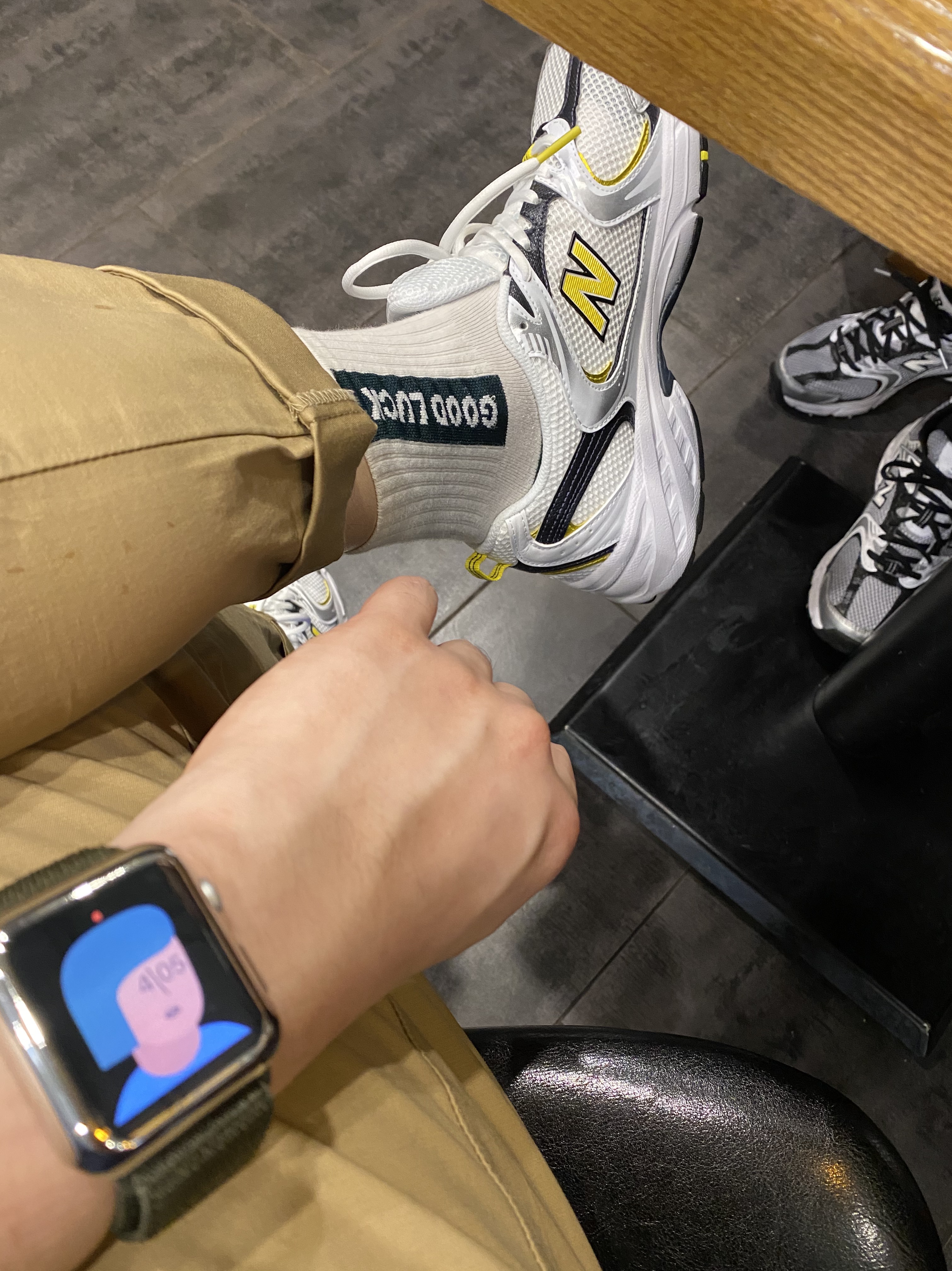 New Balance 530 White Yellow 착용 스타일 - 2