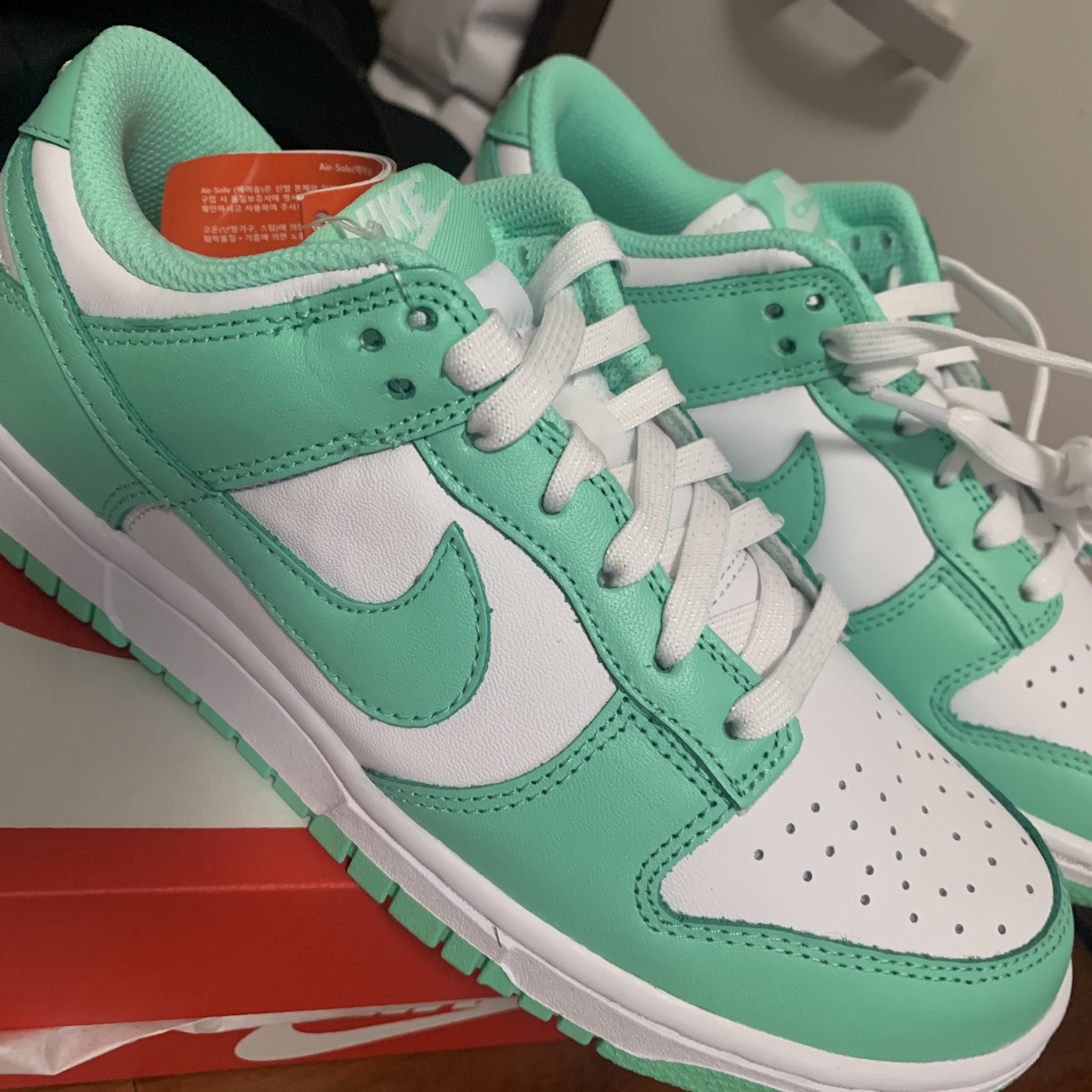 (W) Nike Dunk Low Green Glow 착용 스타일 - 1