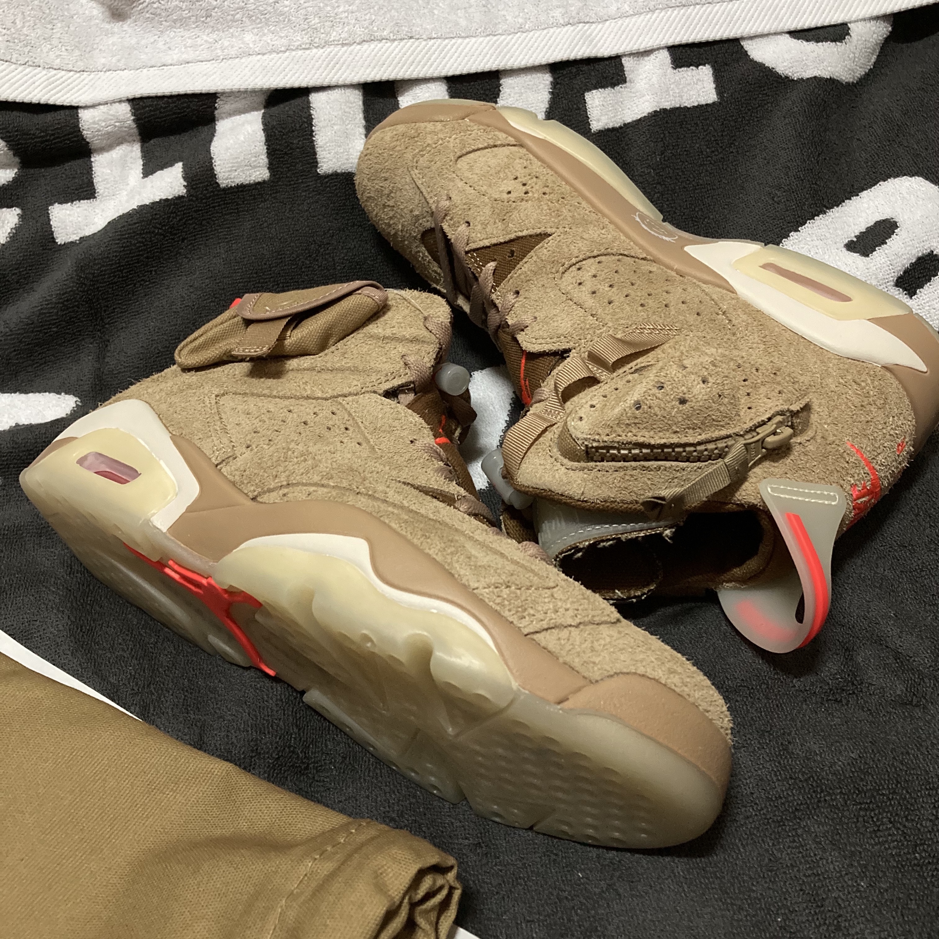 Jordan 6 x Travis Scott Retro SP British Khaki 착용 스타일 - 2