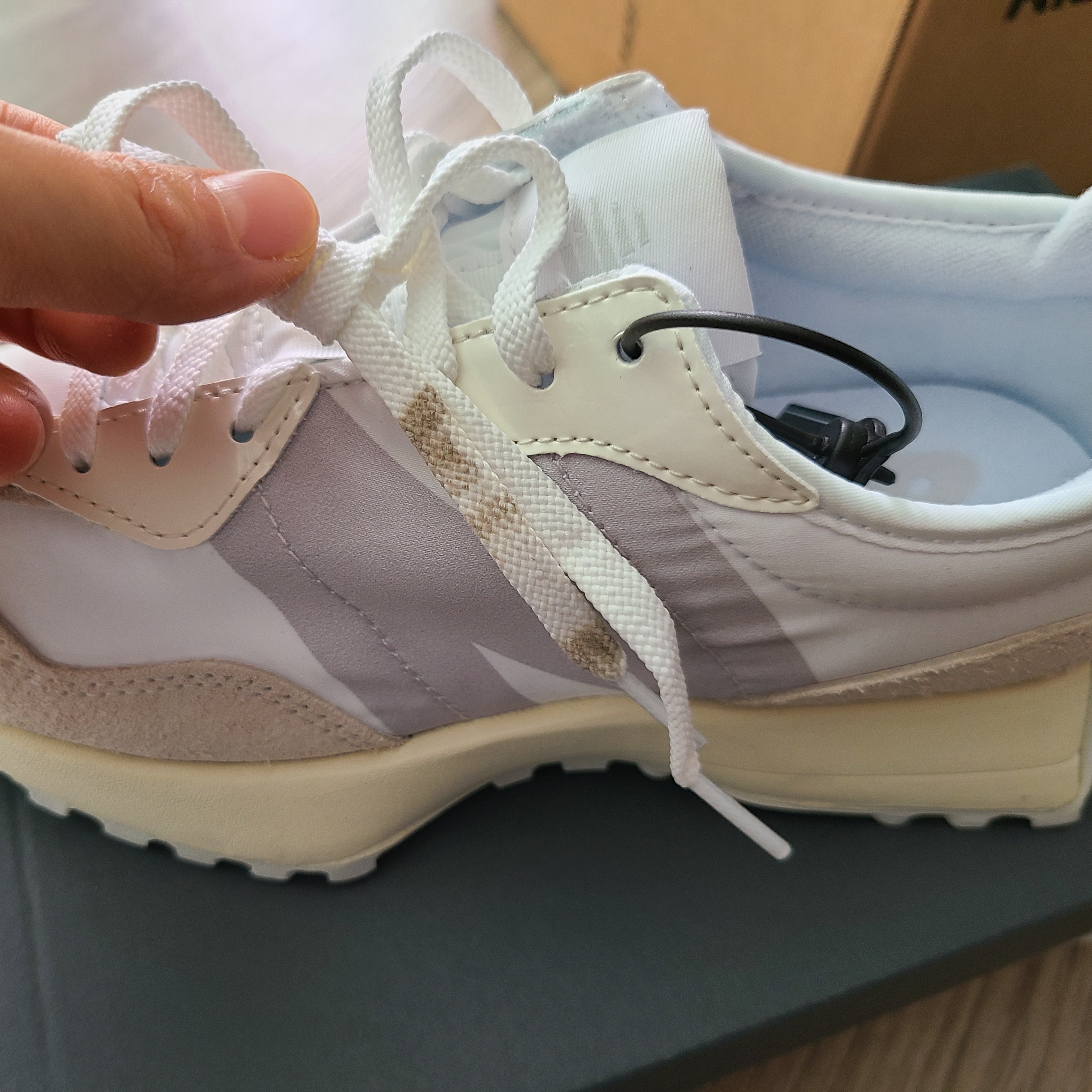 (W) New Balance 327 White Moonbeam 착용 스타일