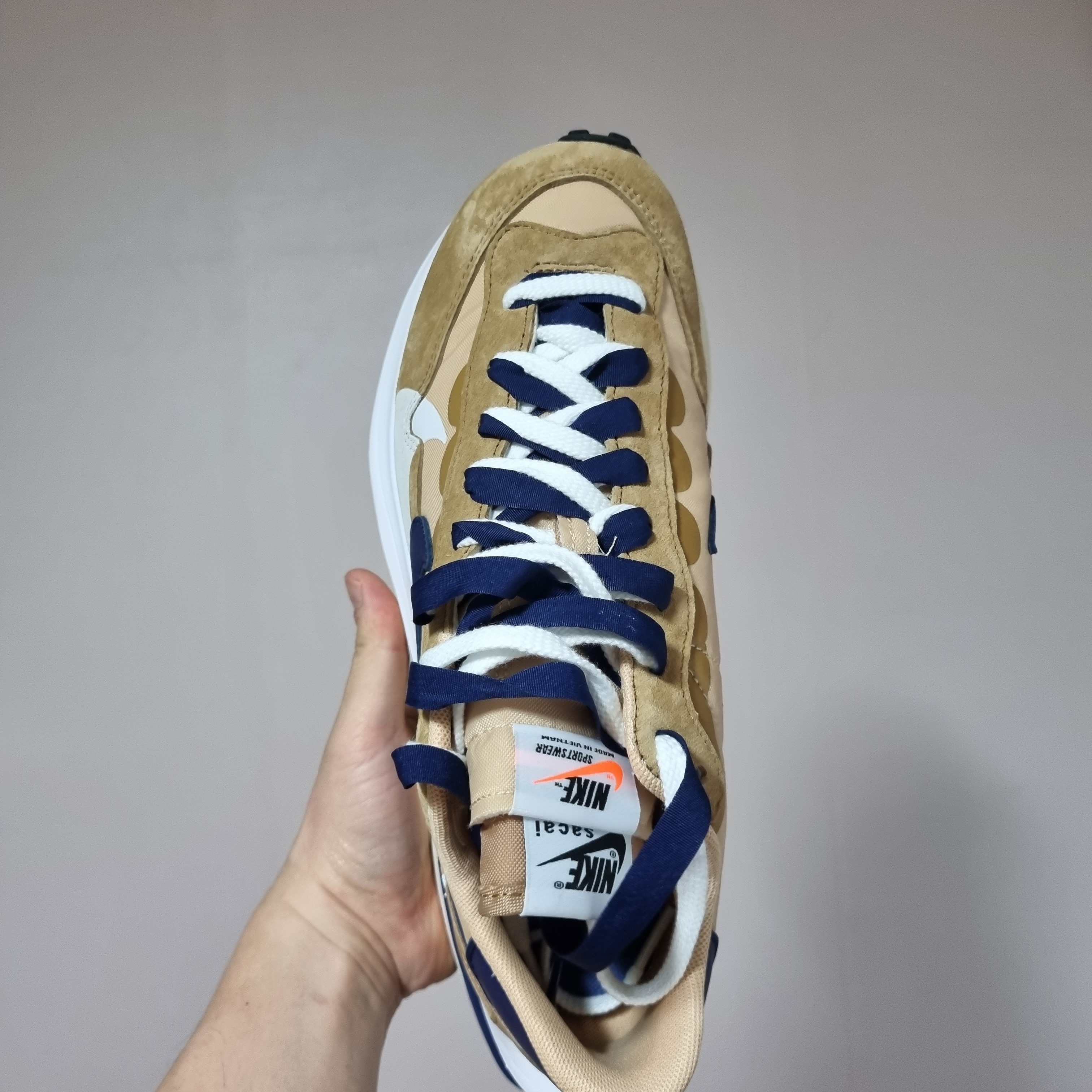 Nike x Sacai VaporWaffle Sesame and Blue Void 착용 스타일 - 3