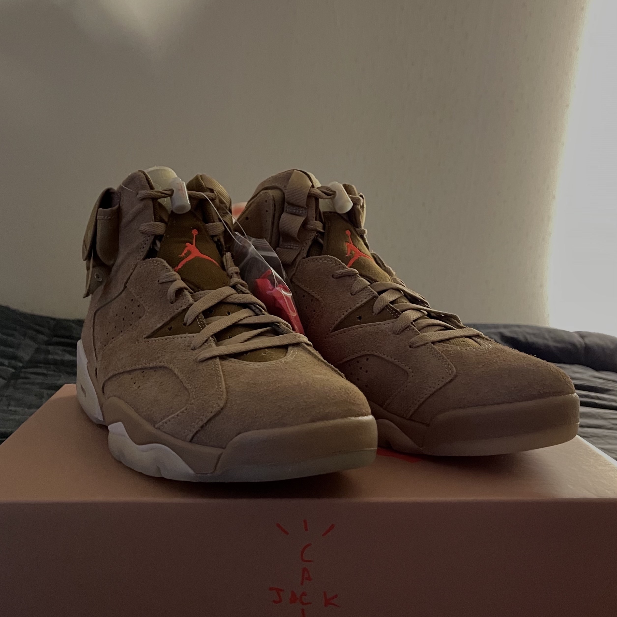Jordan 6 x Travis Scott Retro SP British Khaki 착용 스타일 - 2